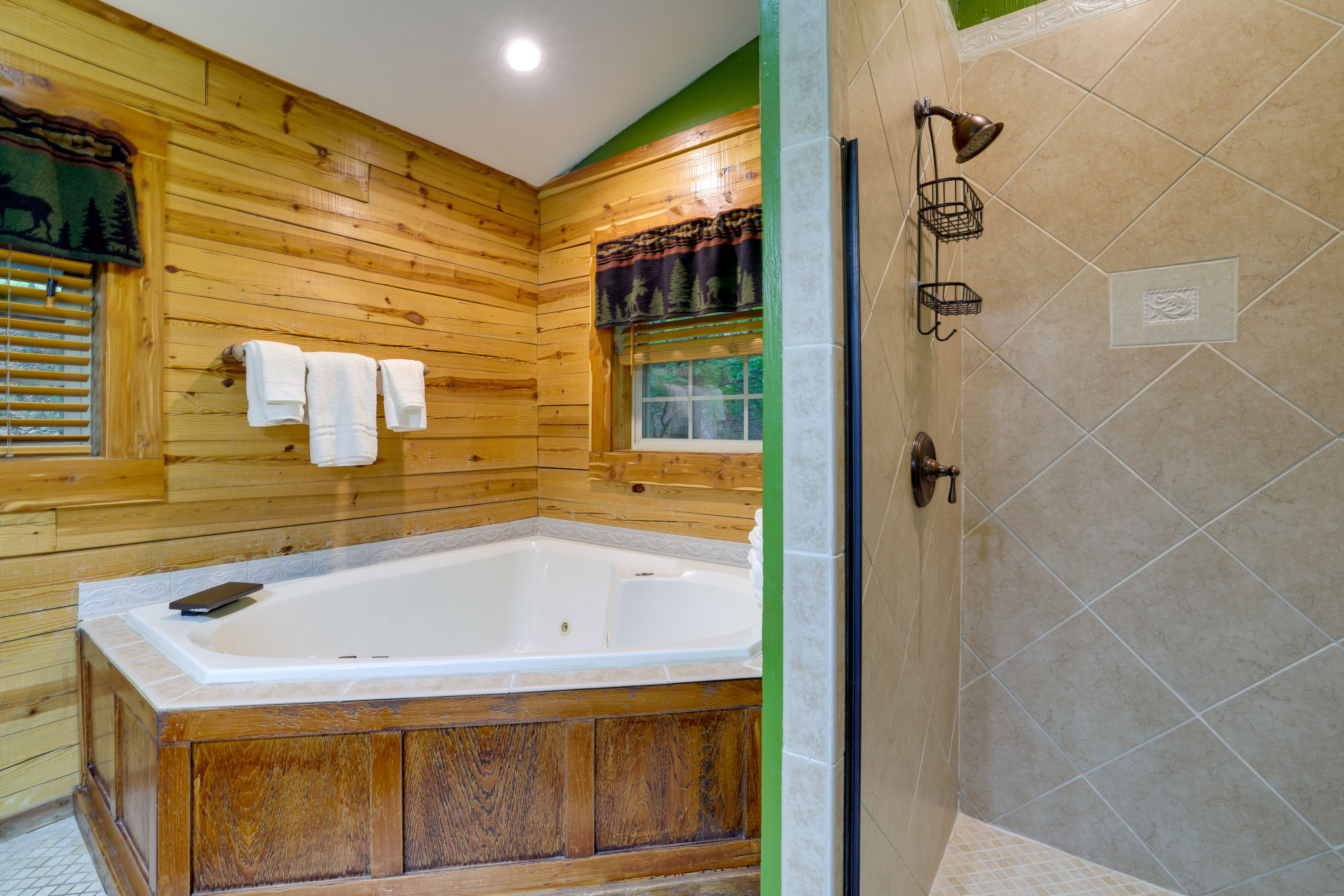 Full Bathroom | 1st Floor | Towels Provided | Jetted Tub