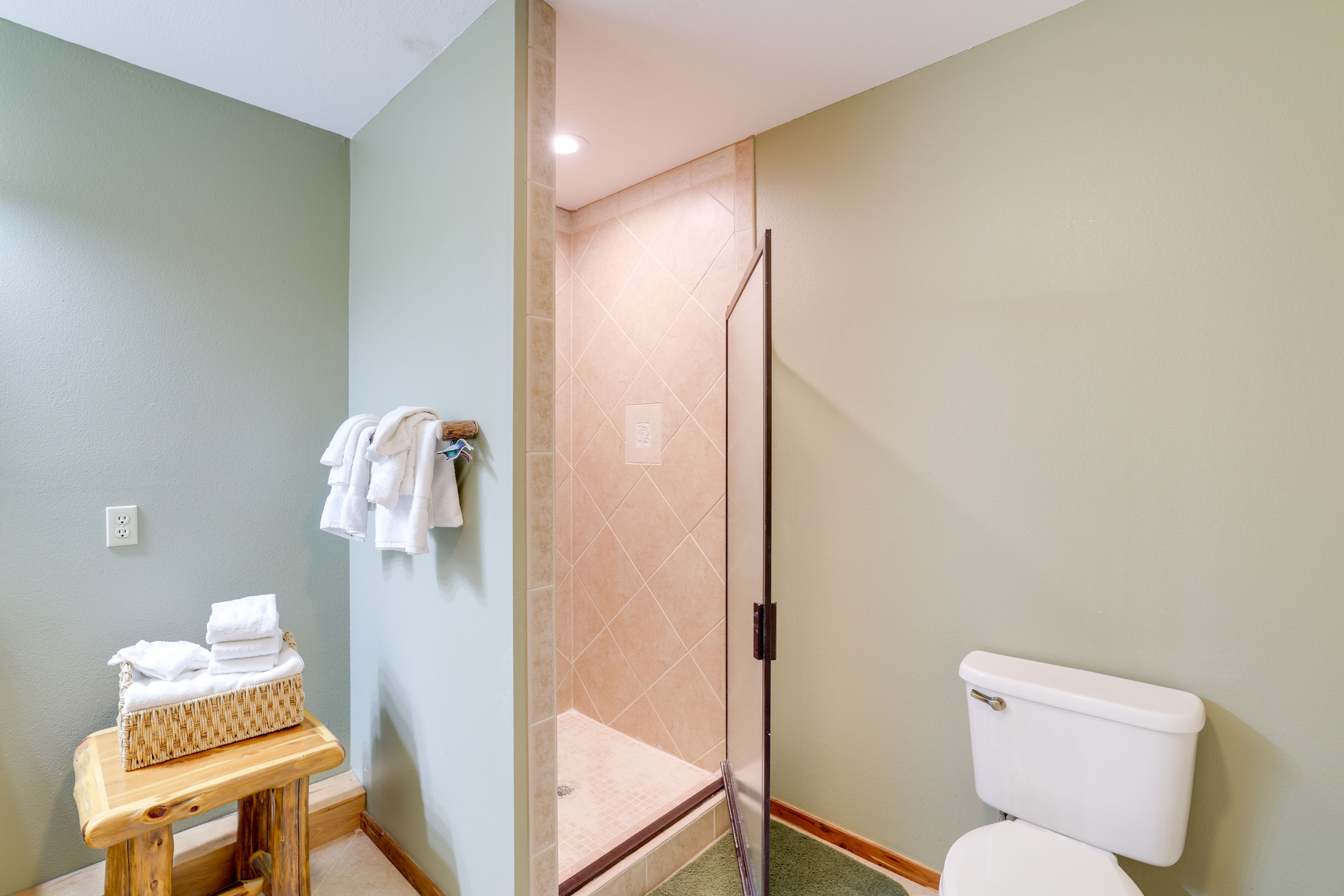Full Bathroom | Basement | Hair Dryer
