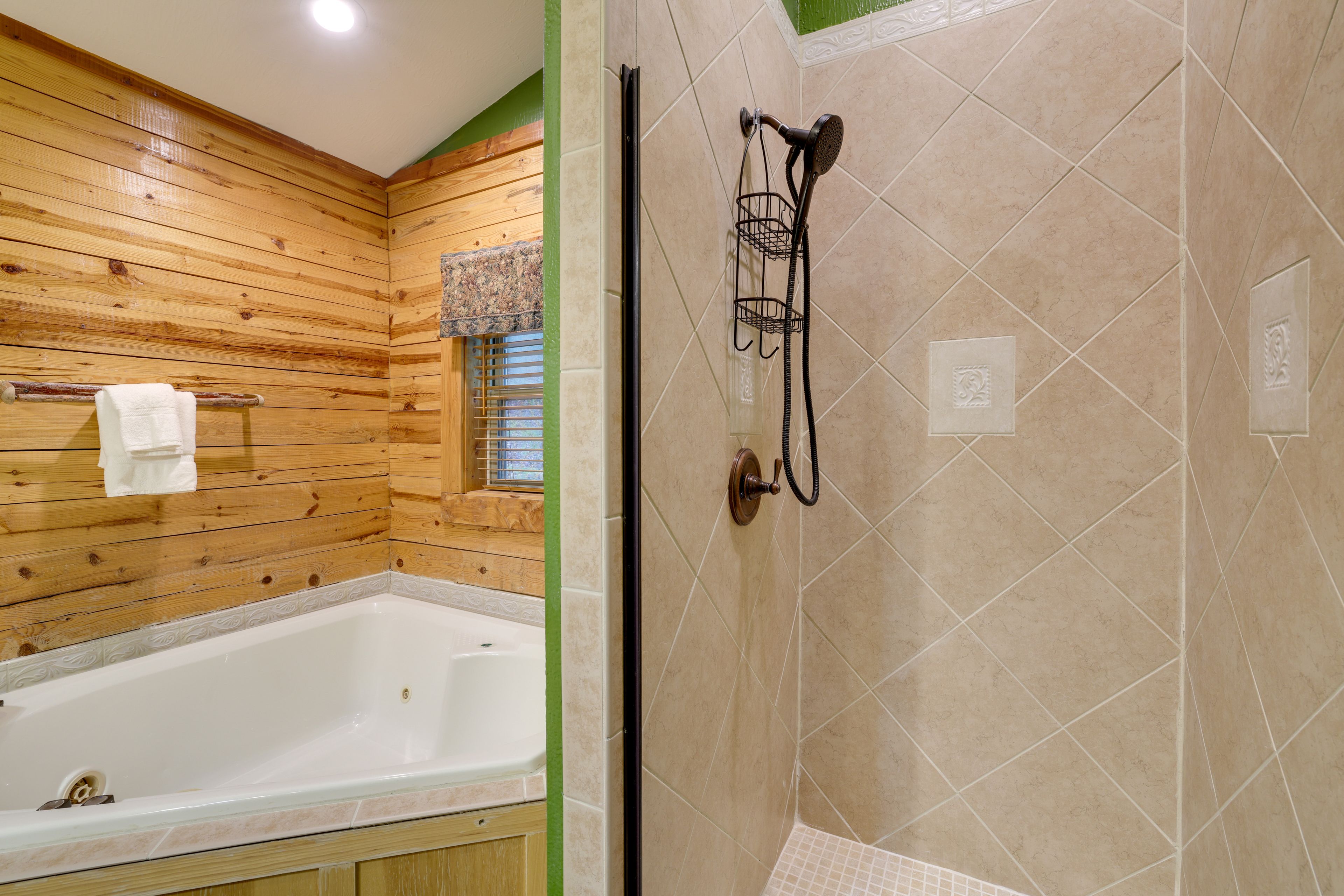 Full Bathroom | 1st Floor | Towels Provided | Jetted Tub