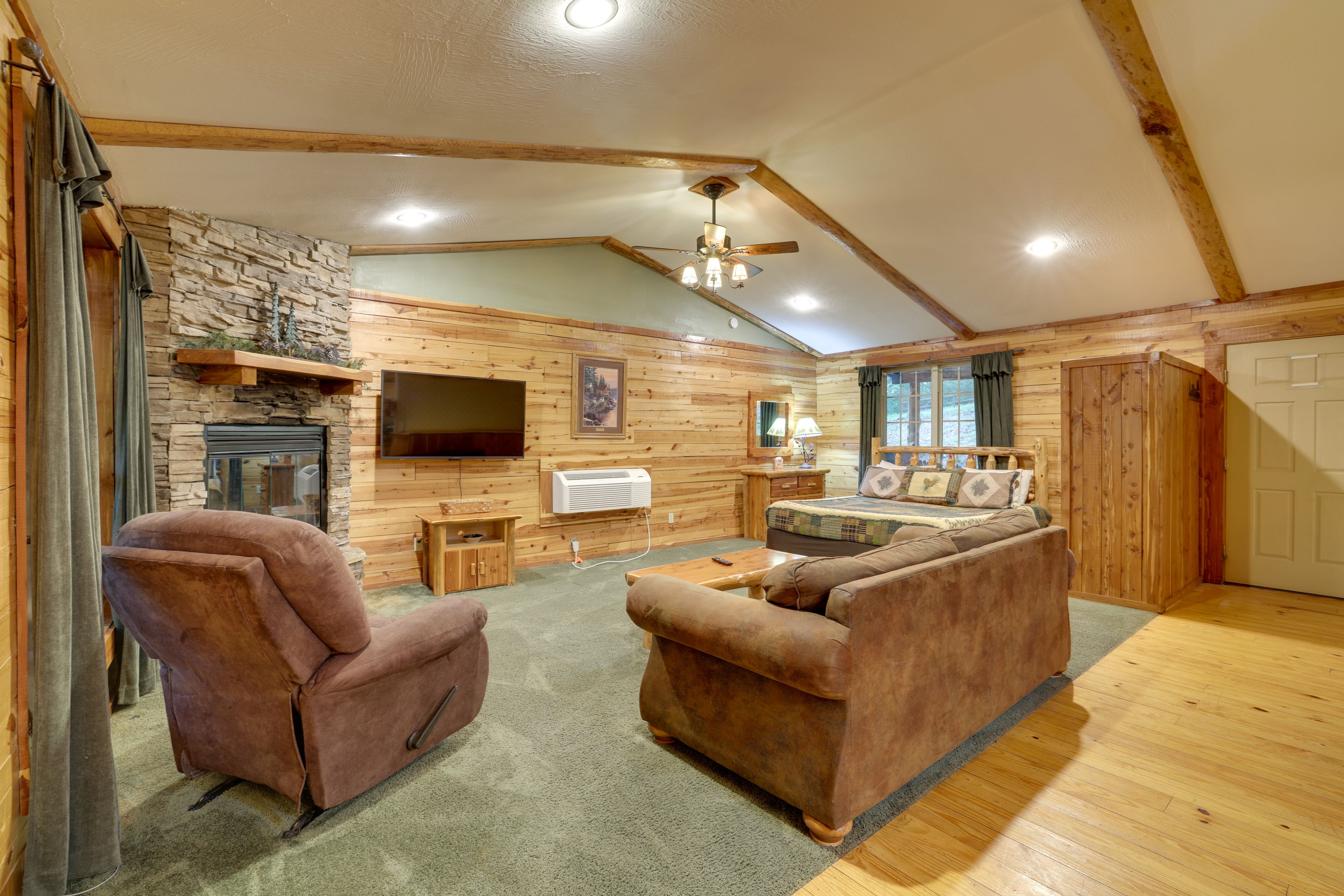 Living Room | King Bed | Queen Sleeper Sofa | 1st Floor | Free WiFi