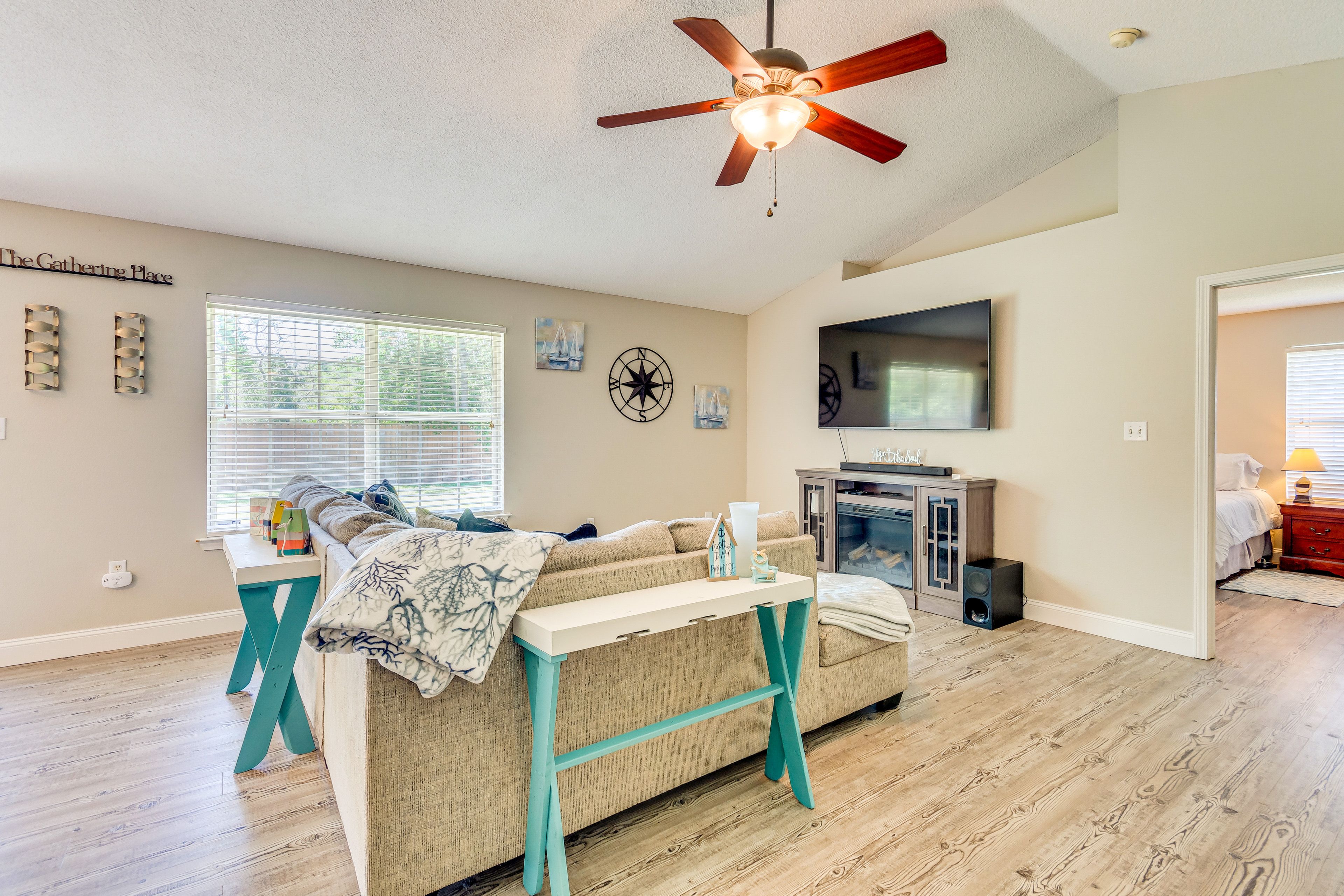 Living Room | Queen Sleeper Sofa | Smart TV | Free WiFi | Central A/C & Heating