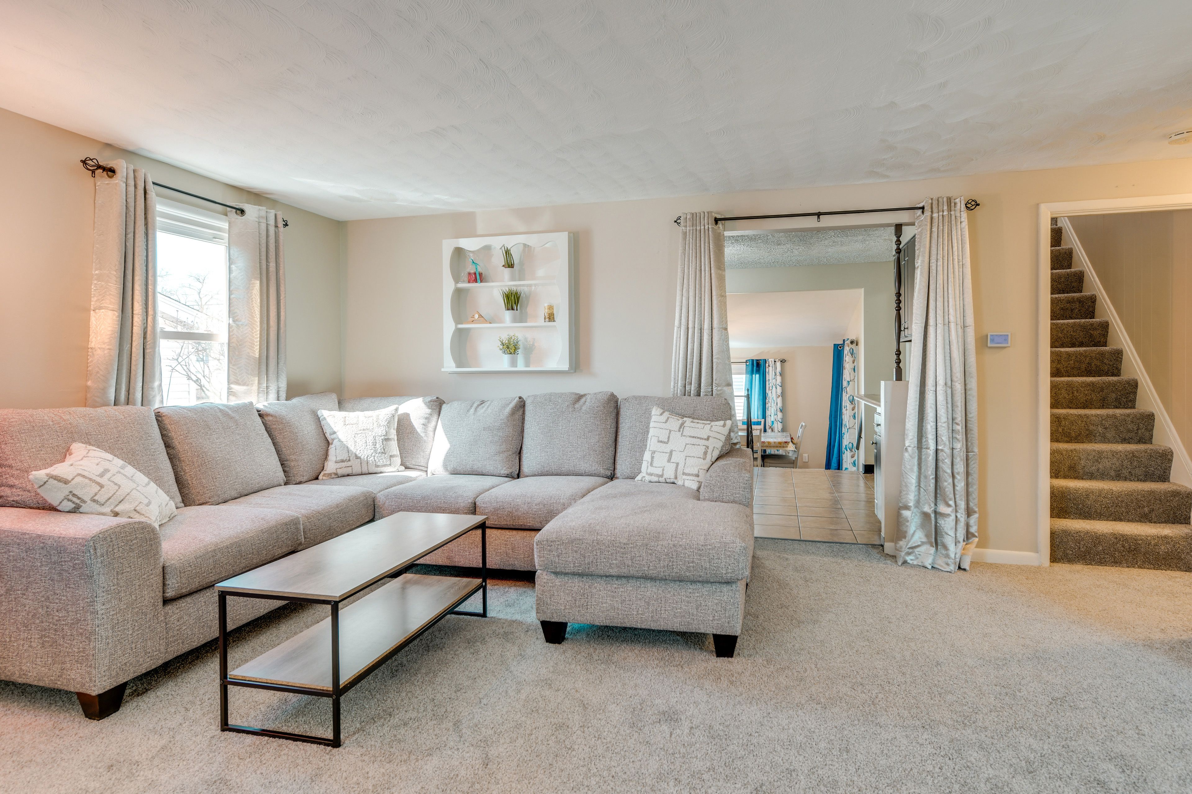 Living Room | 1st Floor | Smart TV w/ Netflix