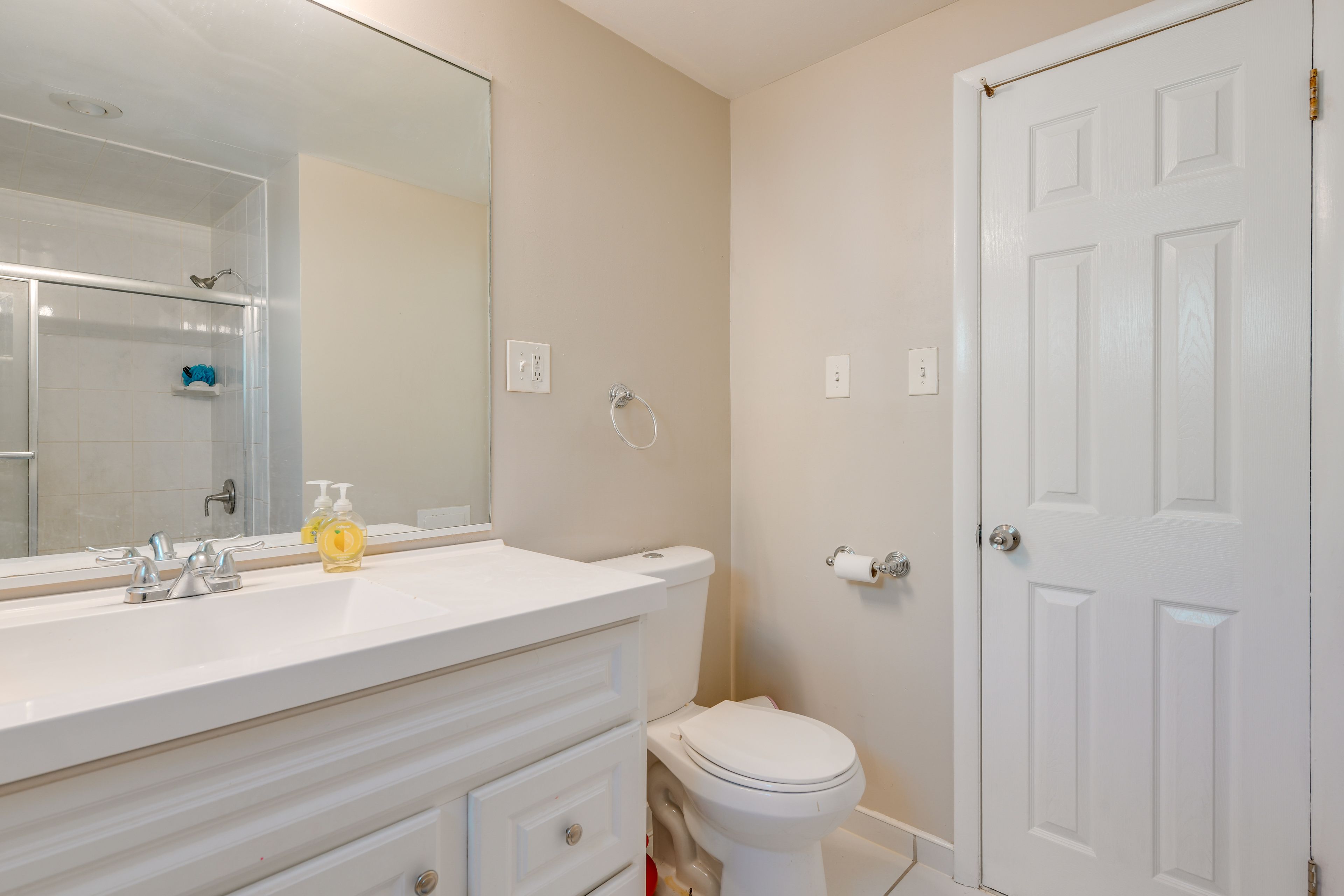 Full Bathroom | 1st Floor | Towels Provided | Complimentary Toiletries