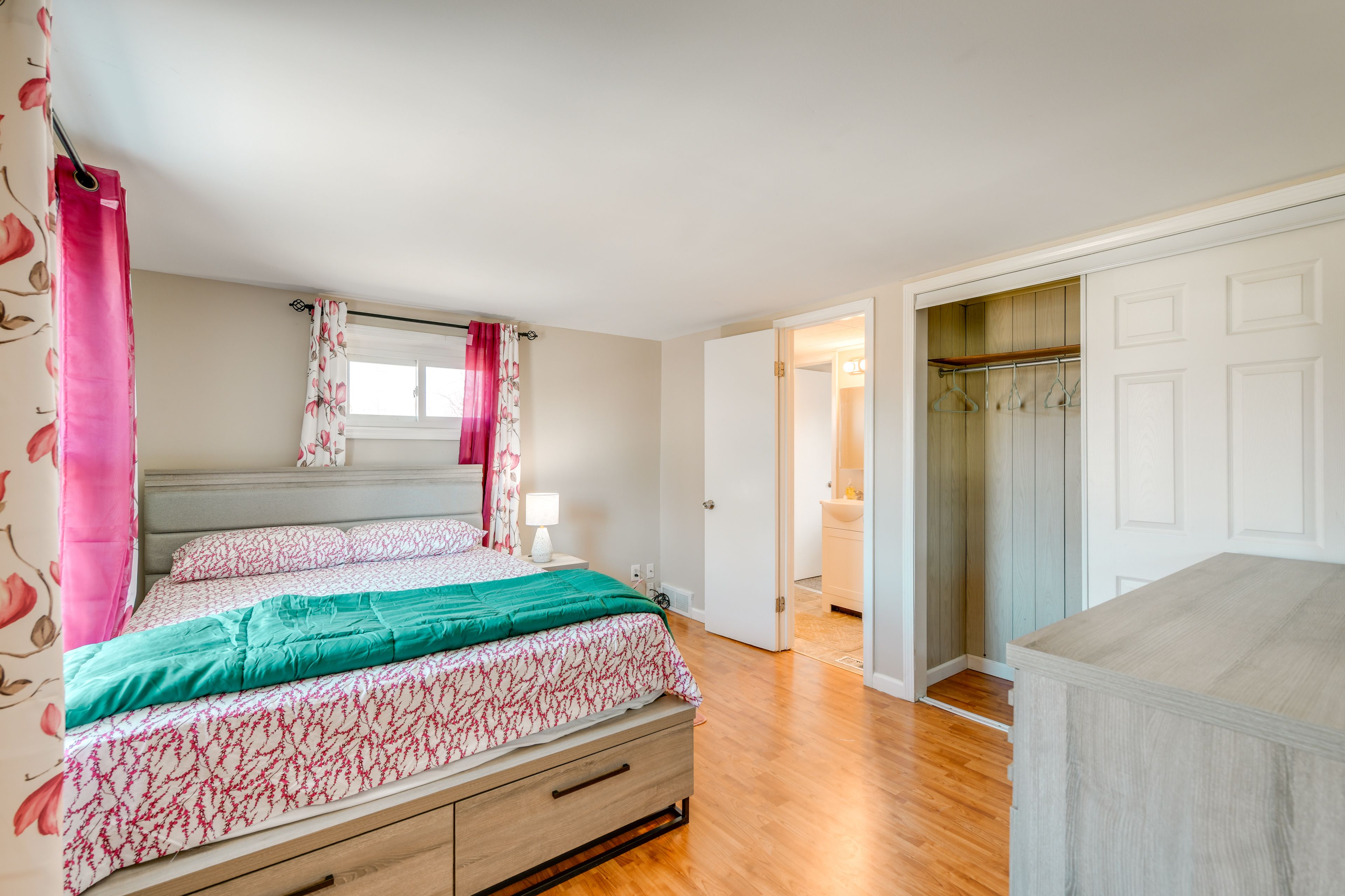 Bedroom 2 | 2nd Floor | Queen Bed