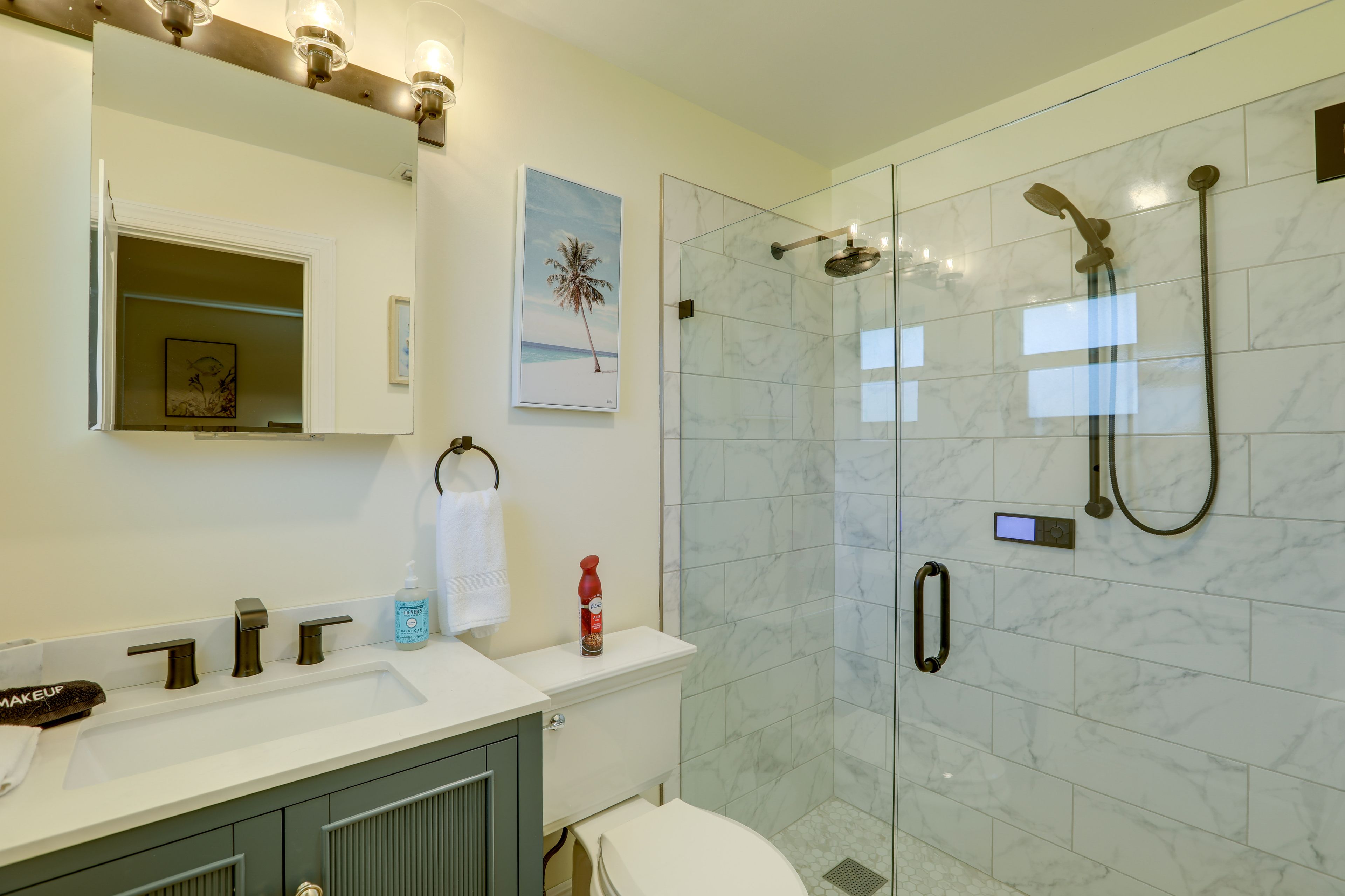 Full Bathroom | Towels Provided | Complimentary Toiletries