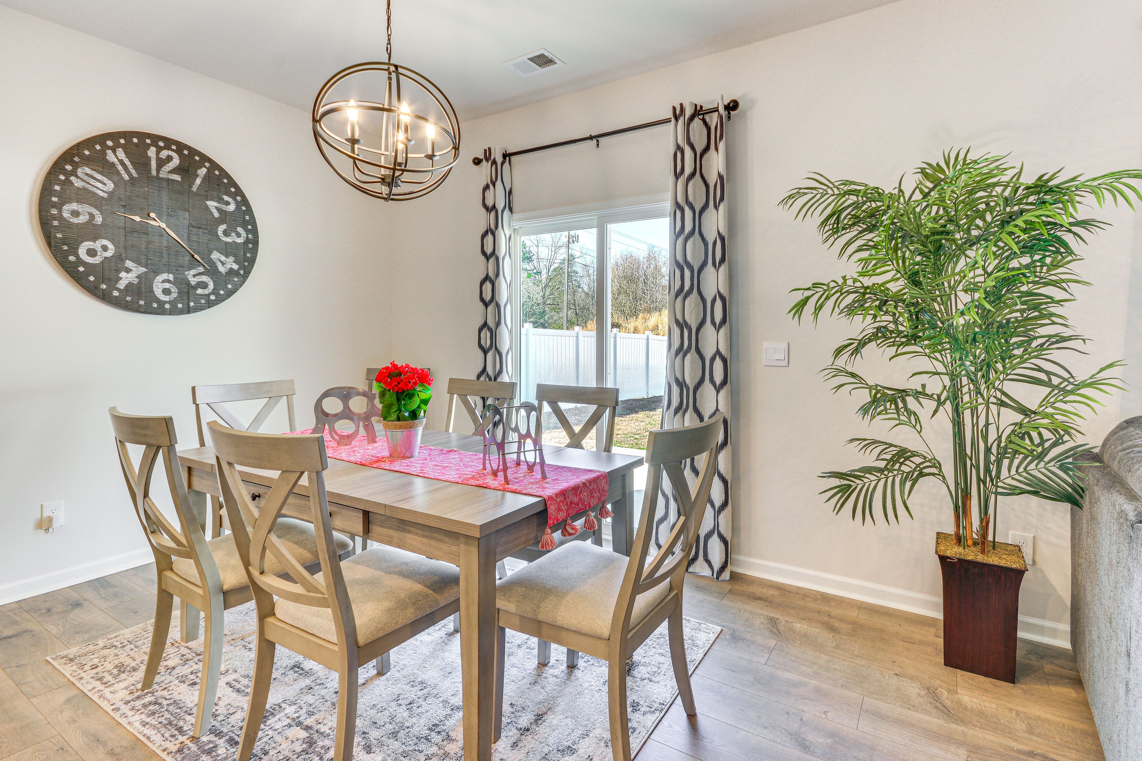 Dining Area | Dishware/Flatware Provided | 1st Floor