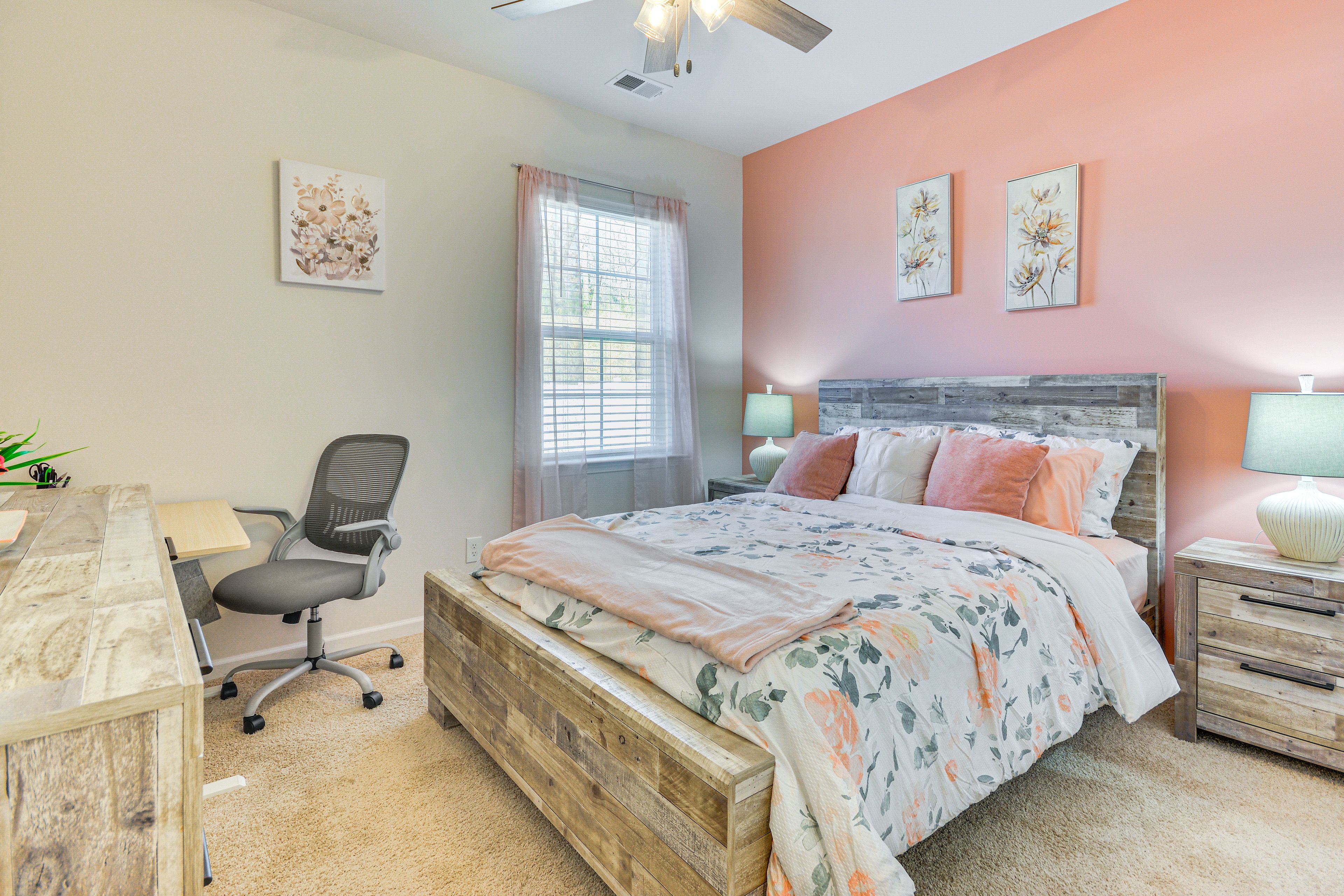 Bedroom 1 | Queen Bed | Linens Provided | 1st Floor