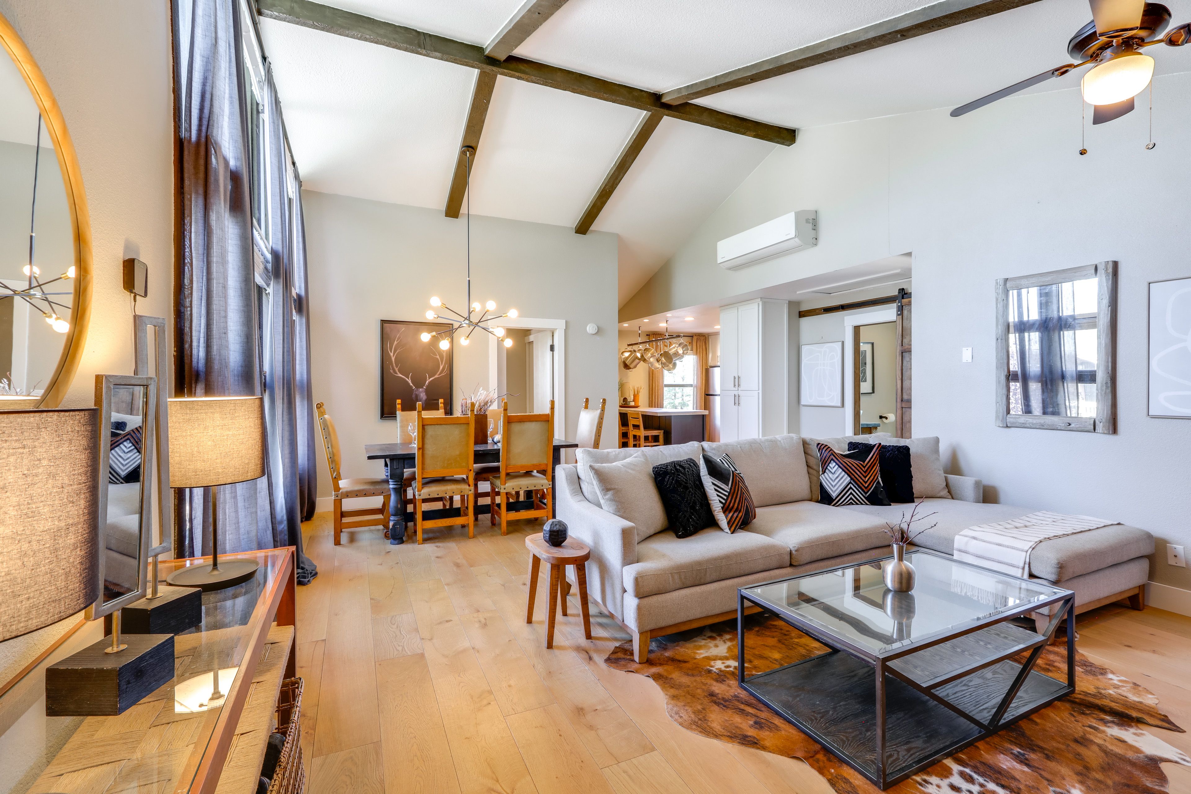 Living Room | Free WiFi | Central A/C & Heat | Smart TV