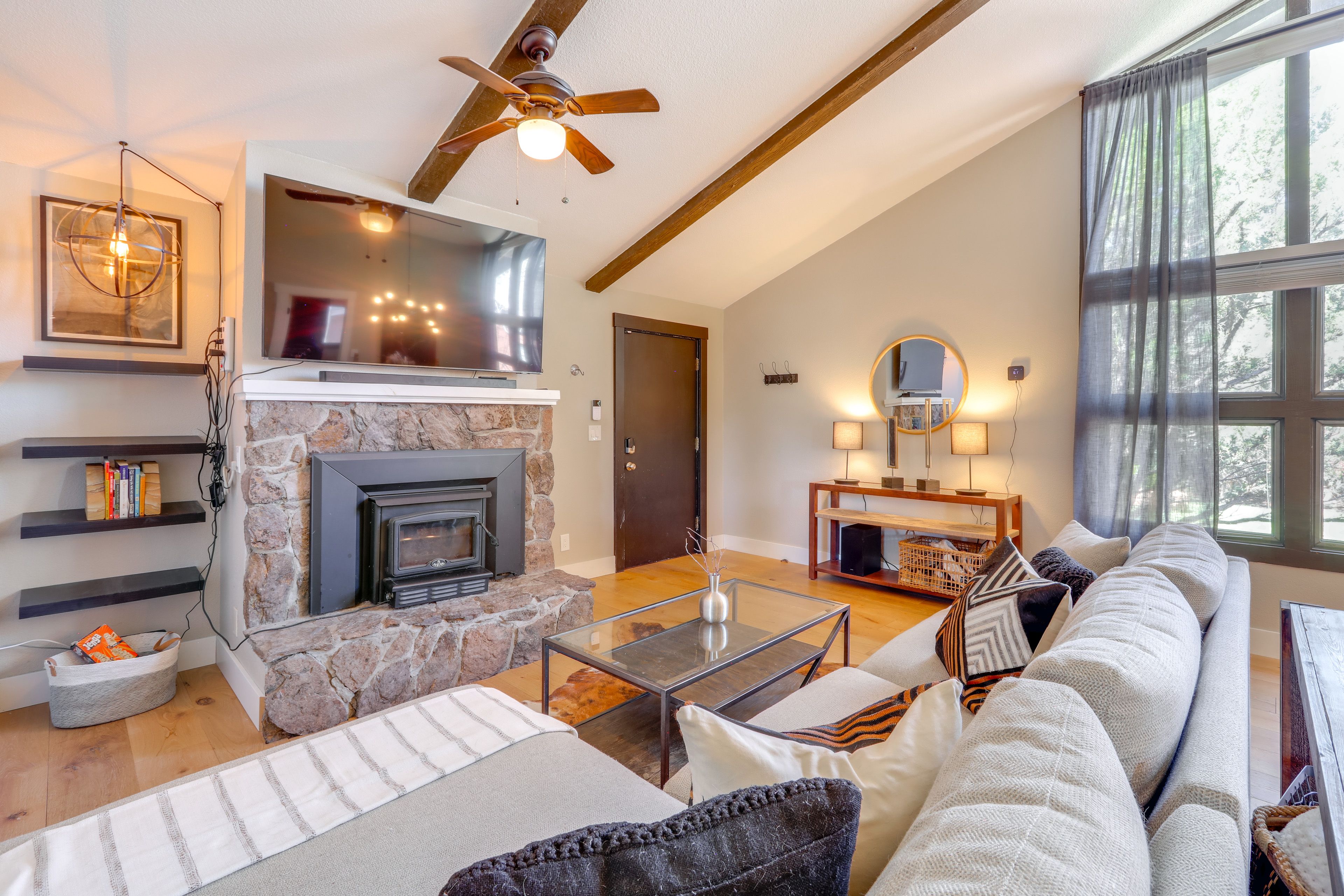 Flagstaff Vacation Rental | 2BR | 1BA | 1 Step Required | 891 Sq Ft