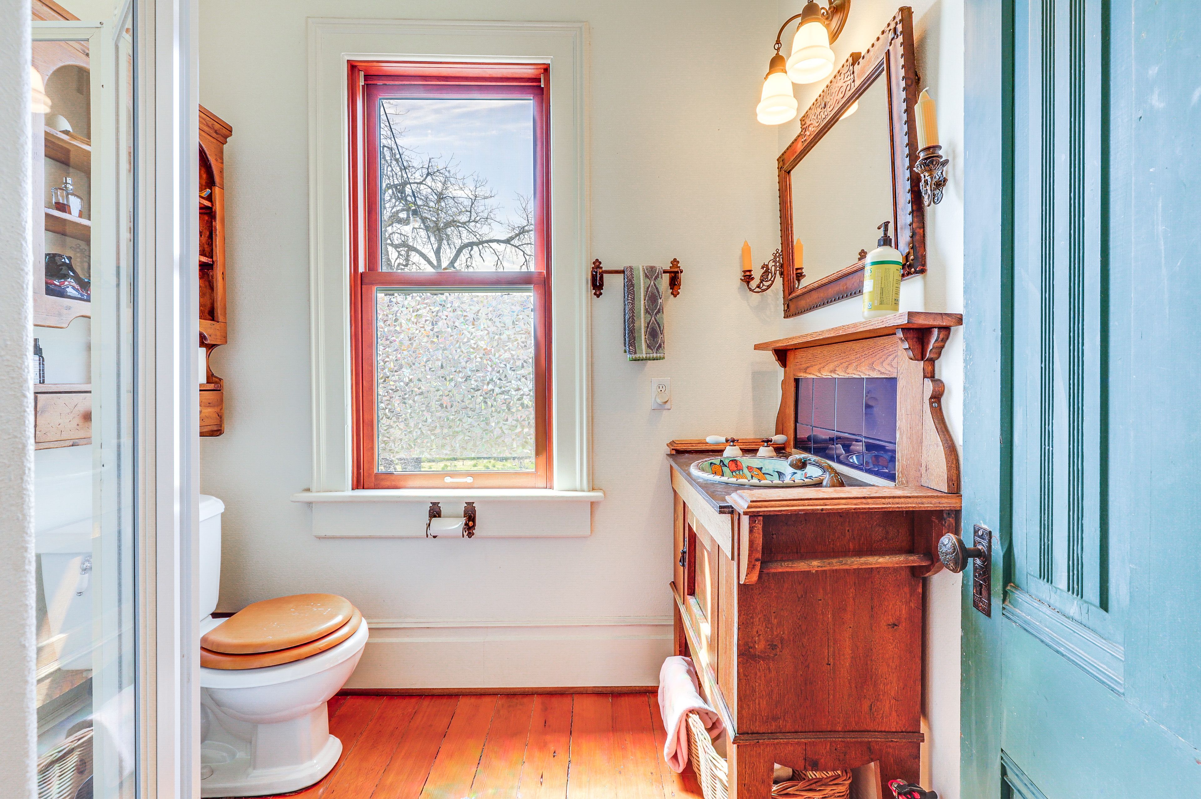 Full Bathroom | 2nd Floor | Complimentary Toiletries