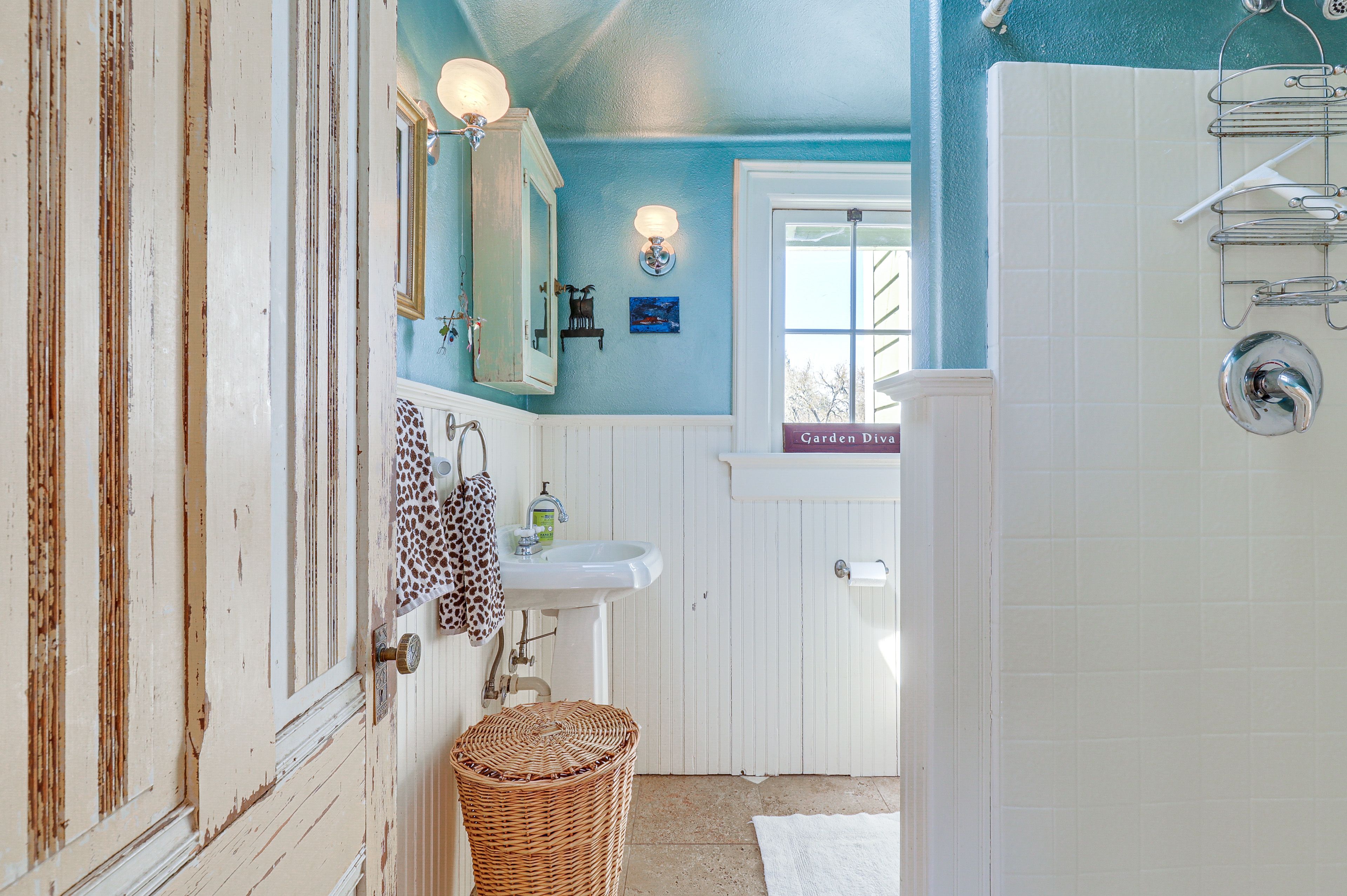 Full Bathroom | 1st Floor