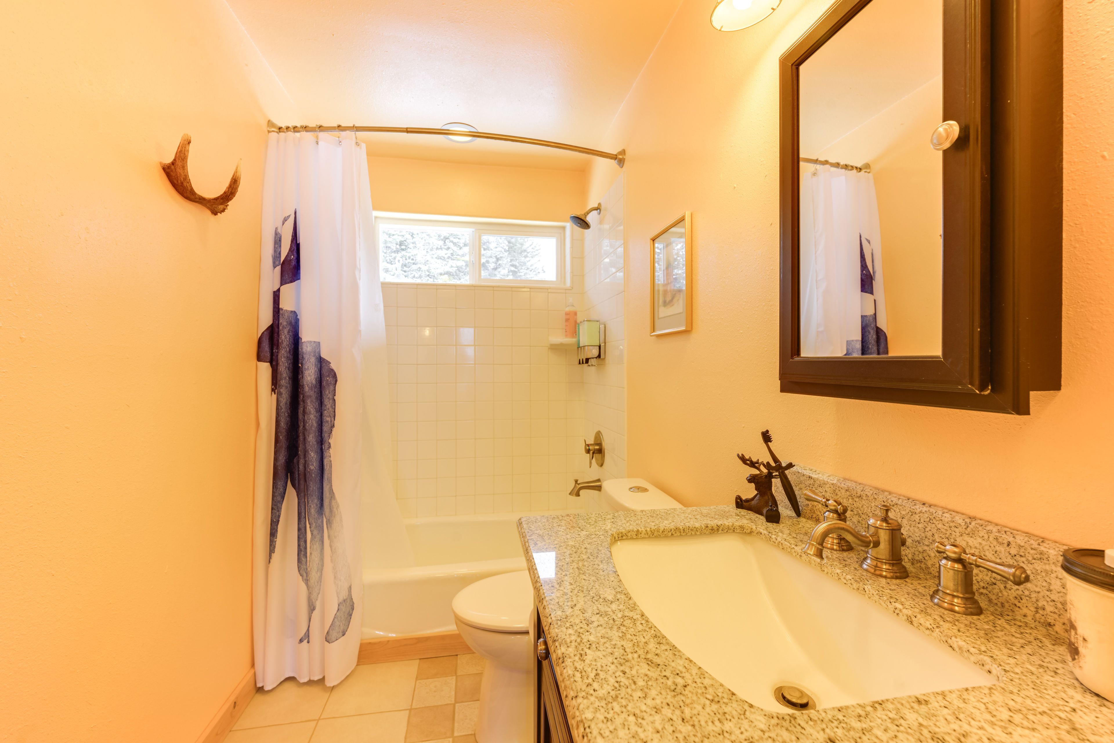 Full Bathroom | 2nd Floor | Towels Provided