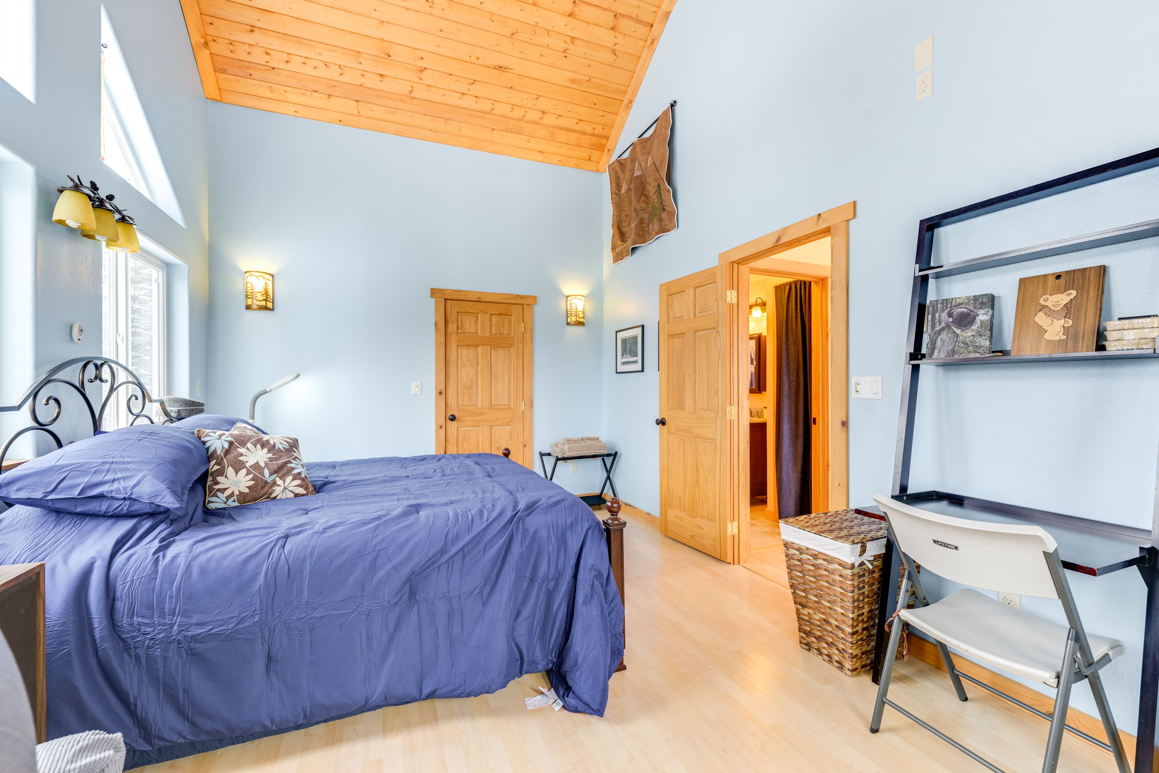 Bedroom 1 | King Bed | 2nd Floor | En-Suite Bathroom