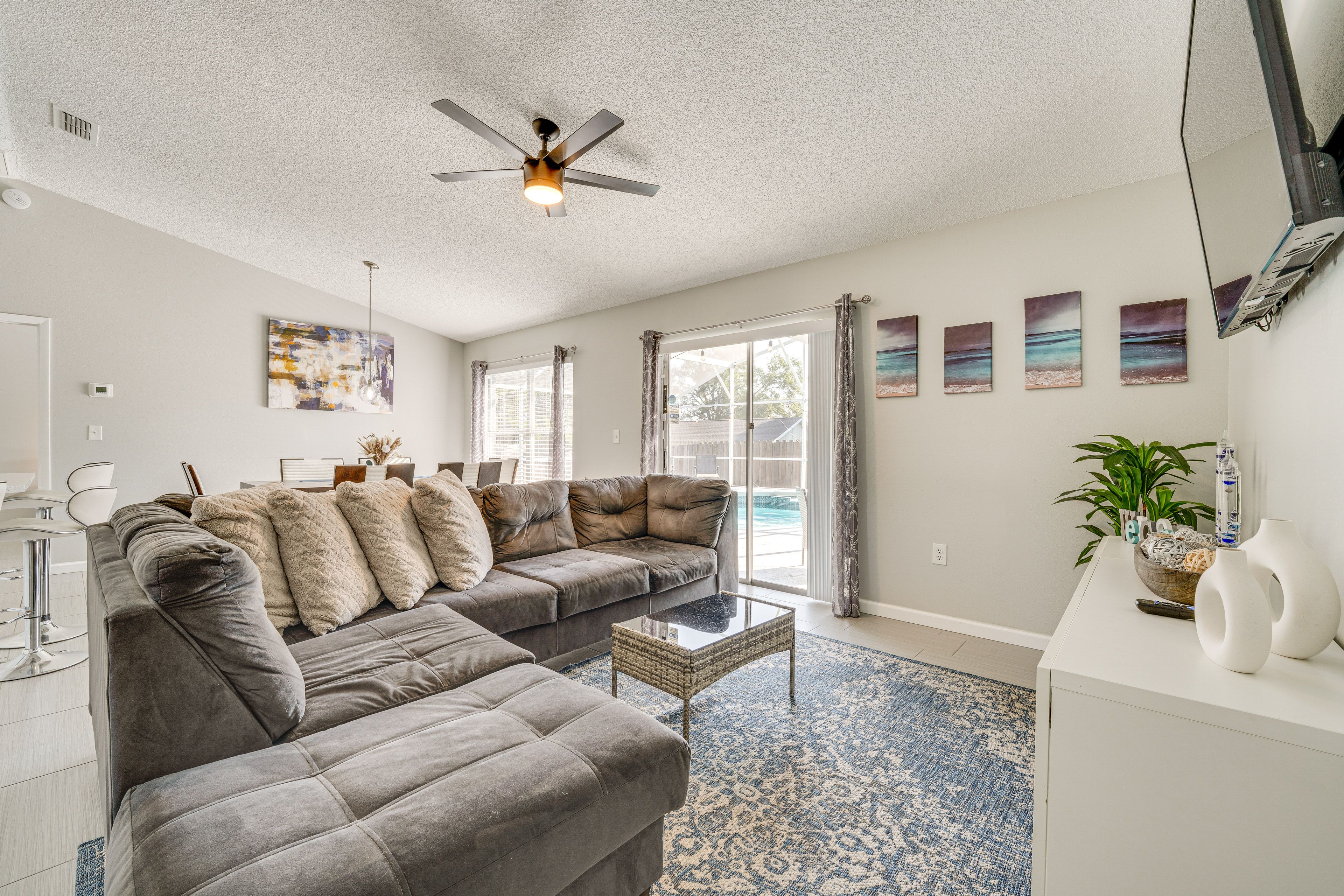 Living Room | Free WiFi | Smart TV | Central A/C