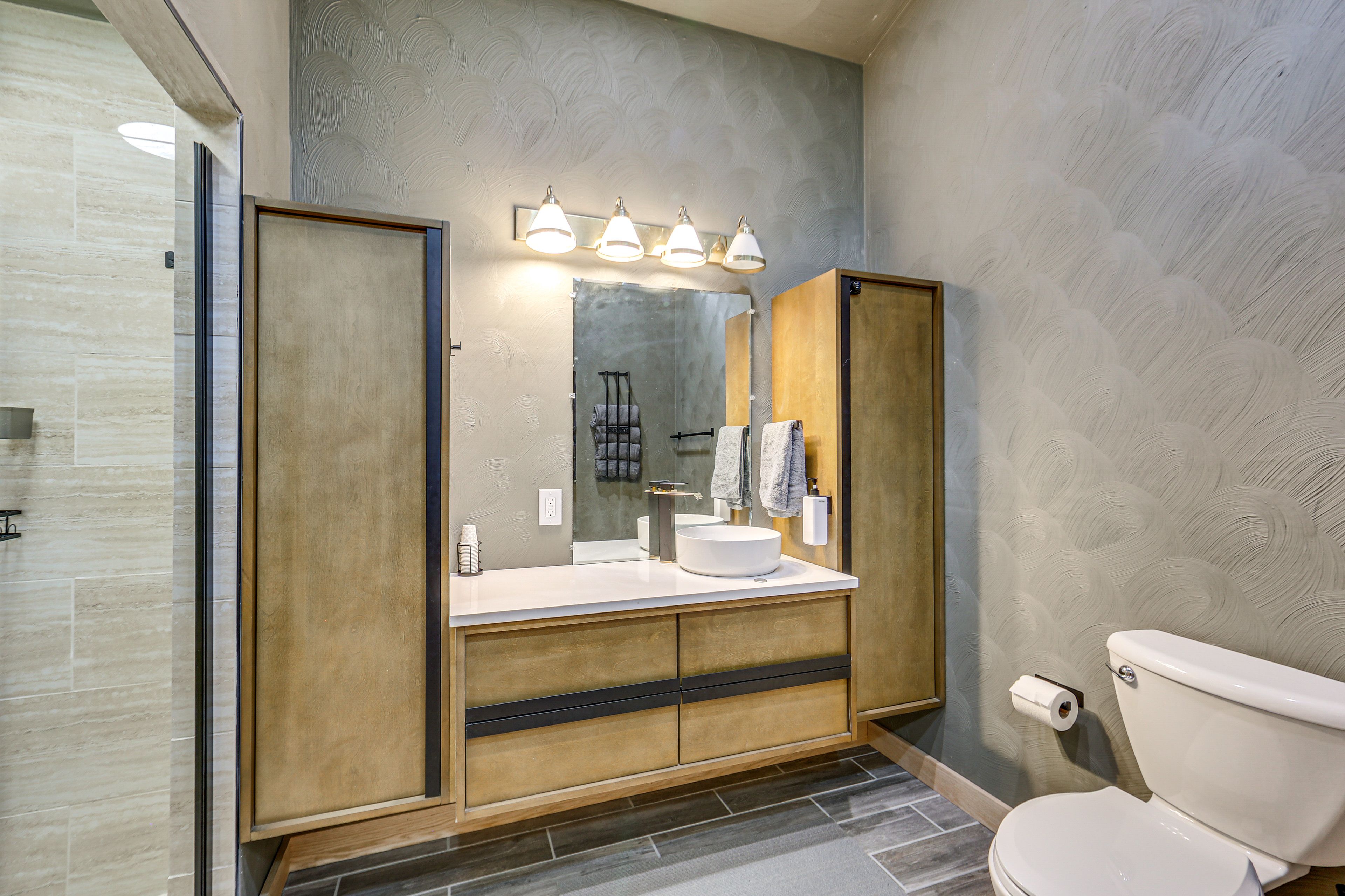 Full Bathroom | Upper Level | 2 Steps Up | Towels Provided