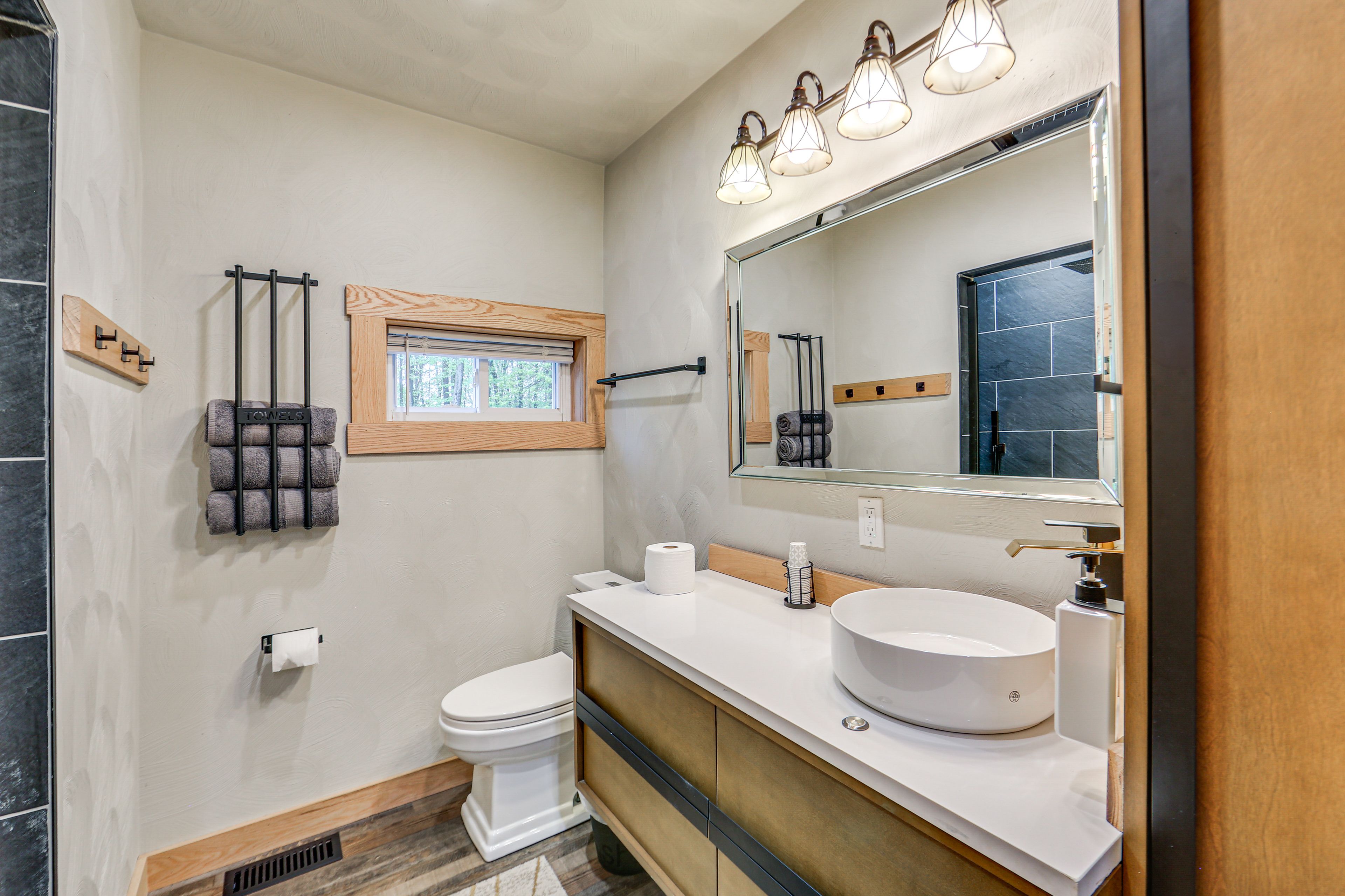 Full Bathroom | Main Level | Towels Provided
