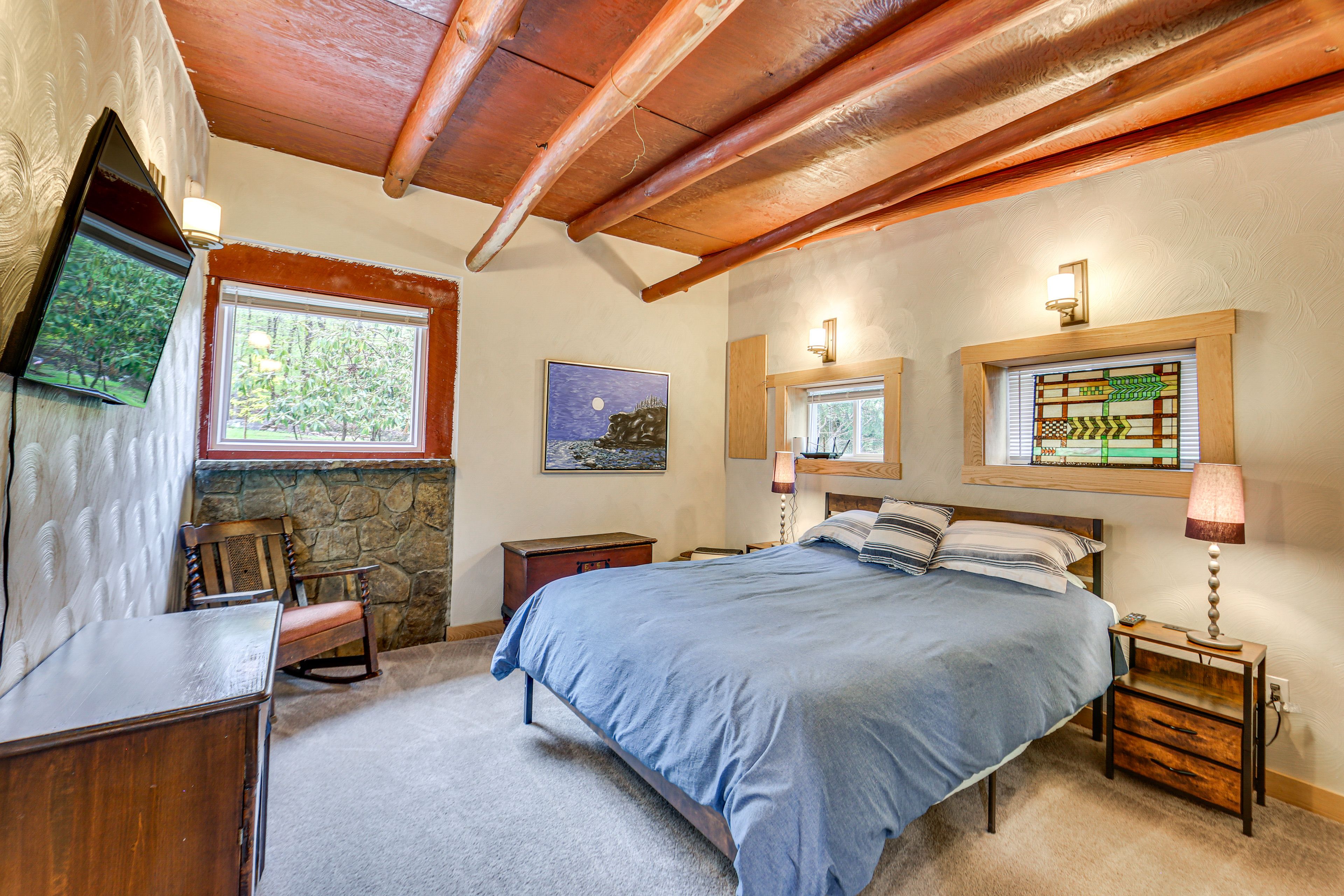 Bedroom 1 | Main Level | Queen Bed | Linens Provided