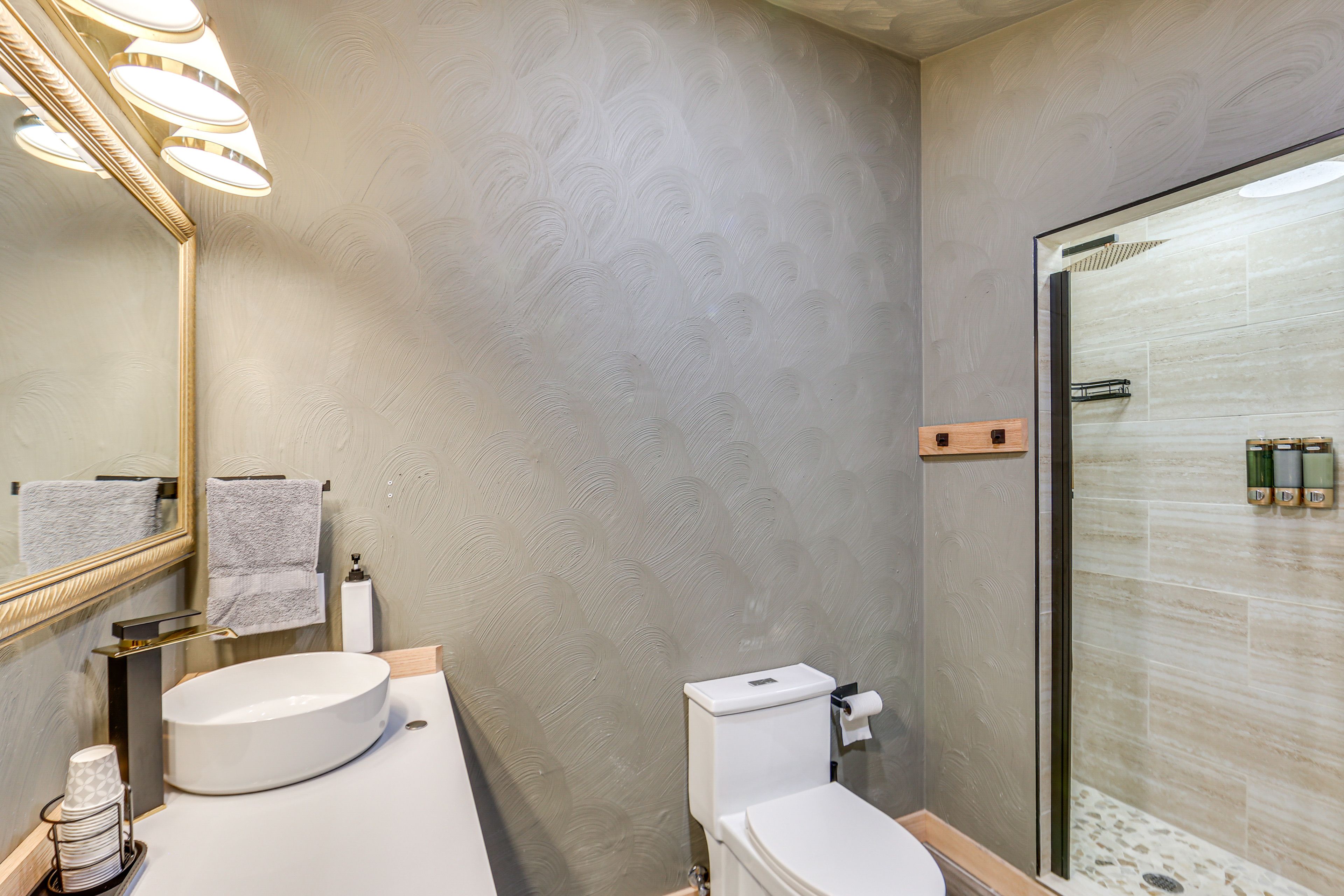 Full Bathroom | Upper Level | Towels Provided