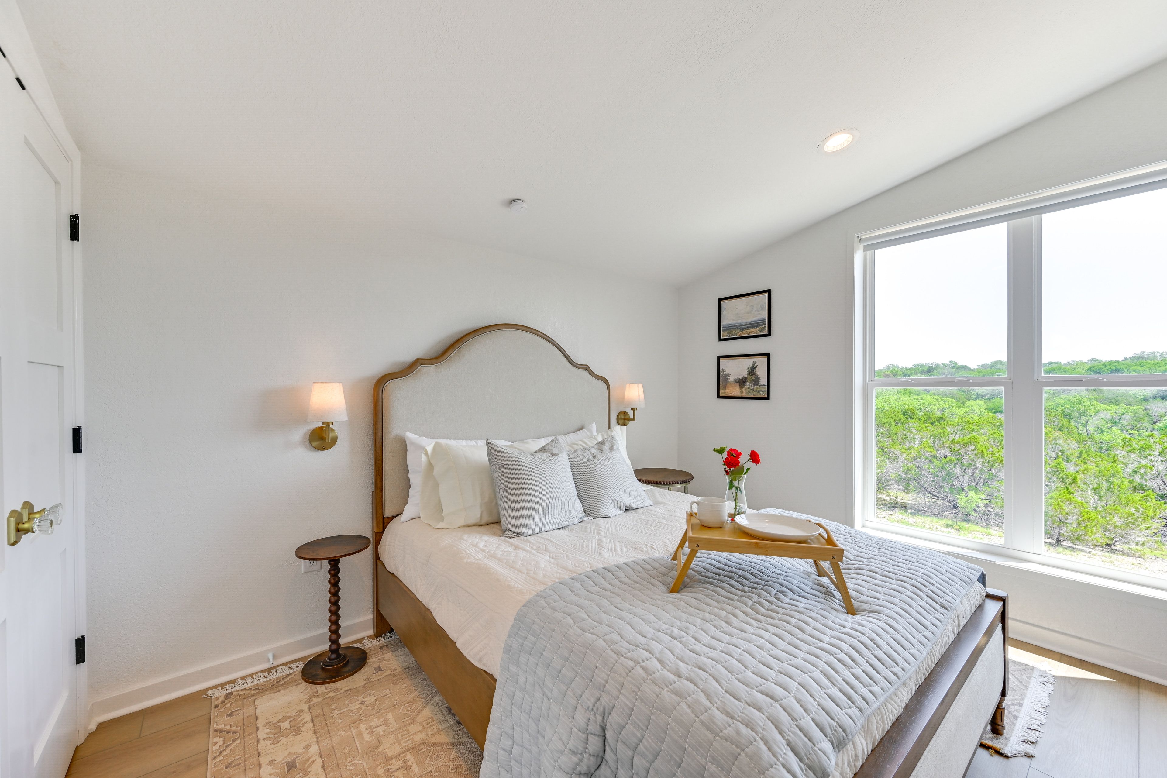 Bedroom | Queen Bed | Smart TV