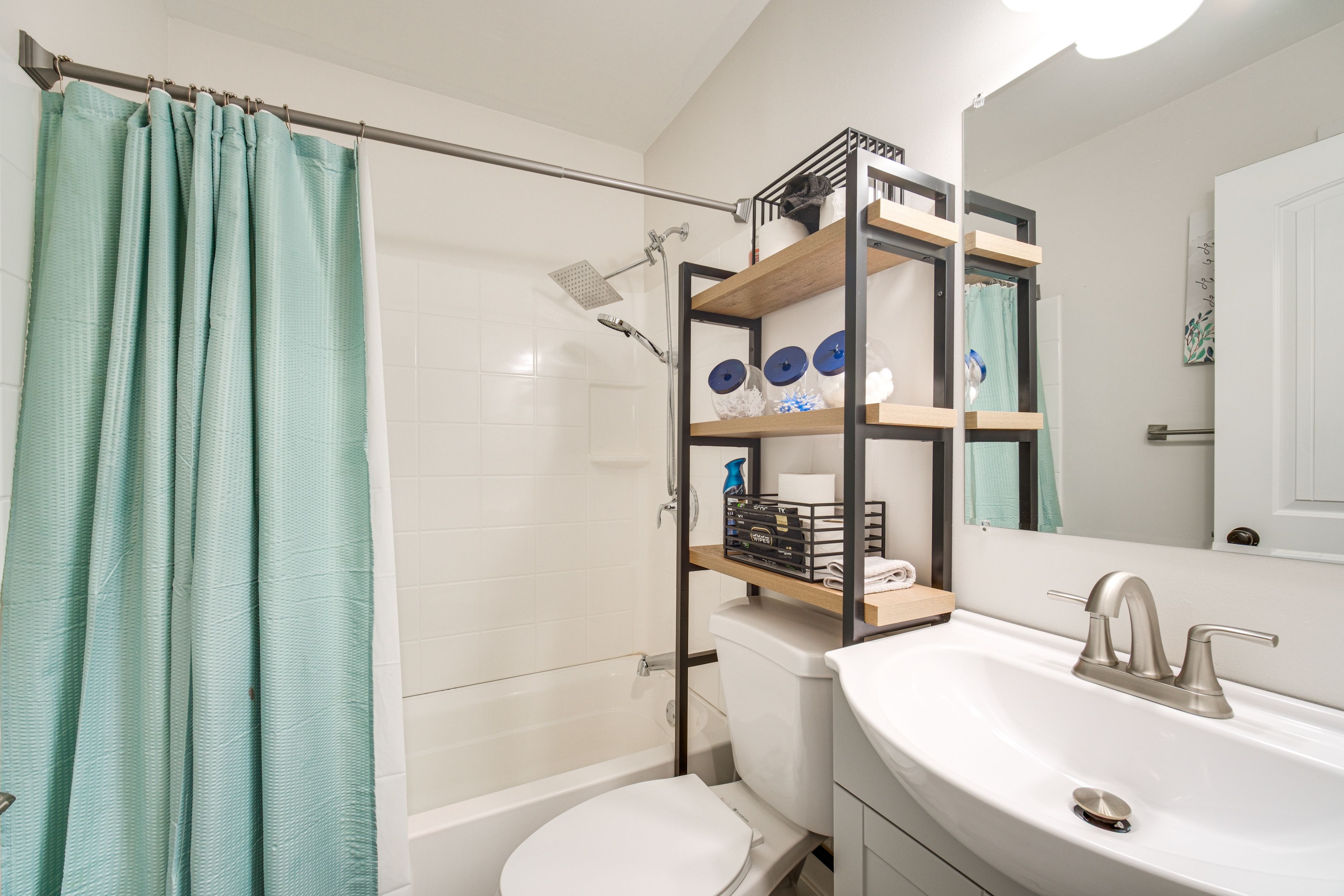 Full Bathroom | Towels Provided