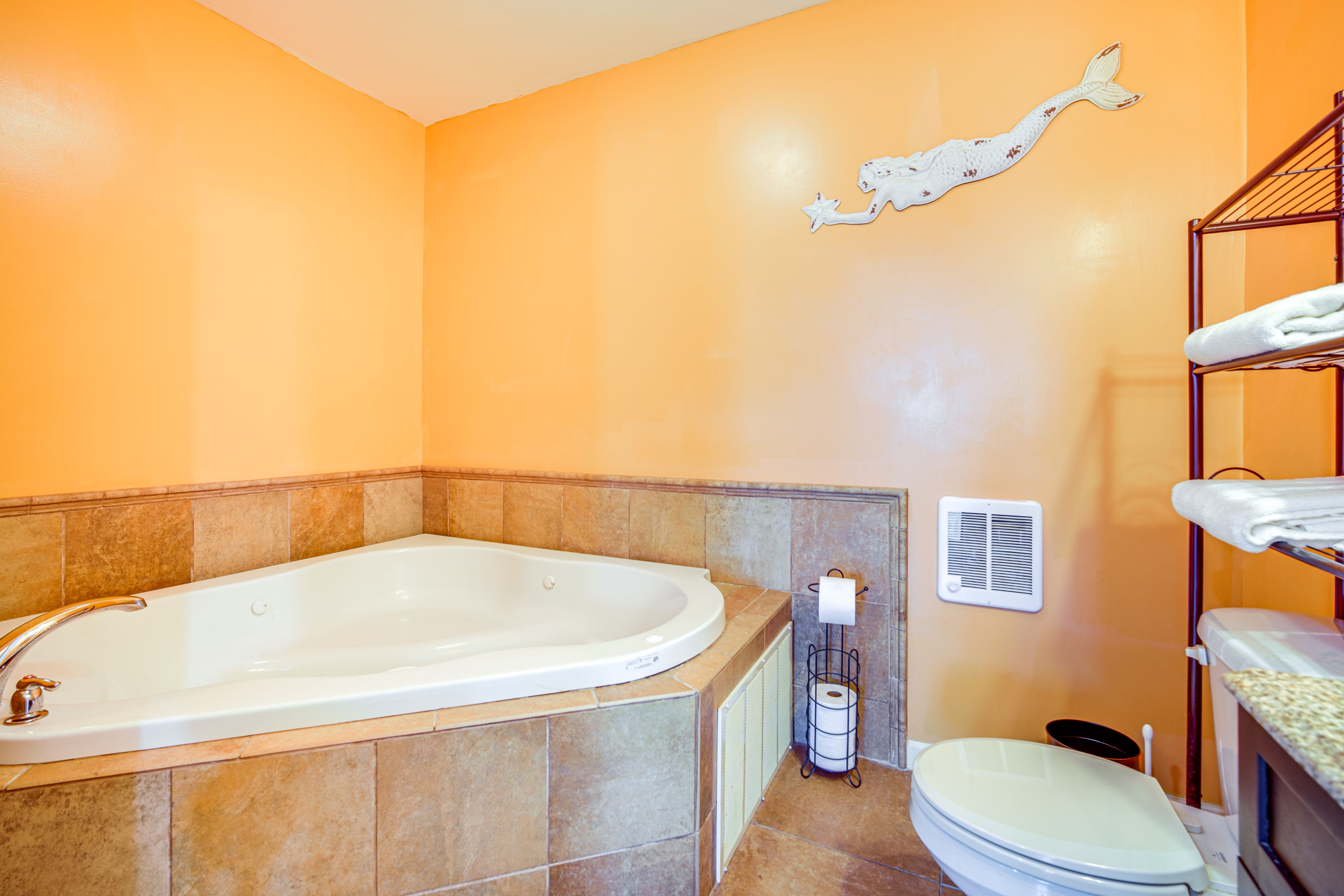 Full Bathroom | Lower Level| Towels Provided | Jetted Tub