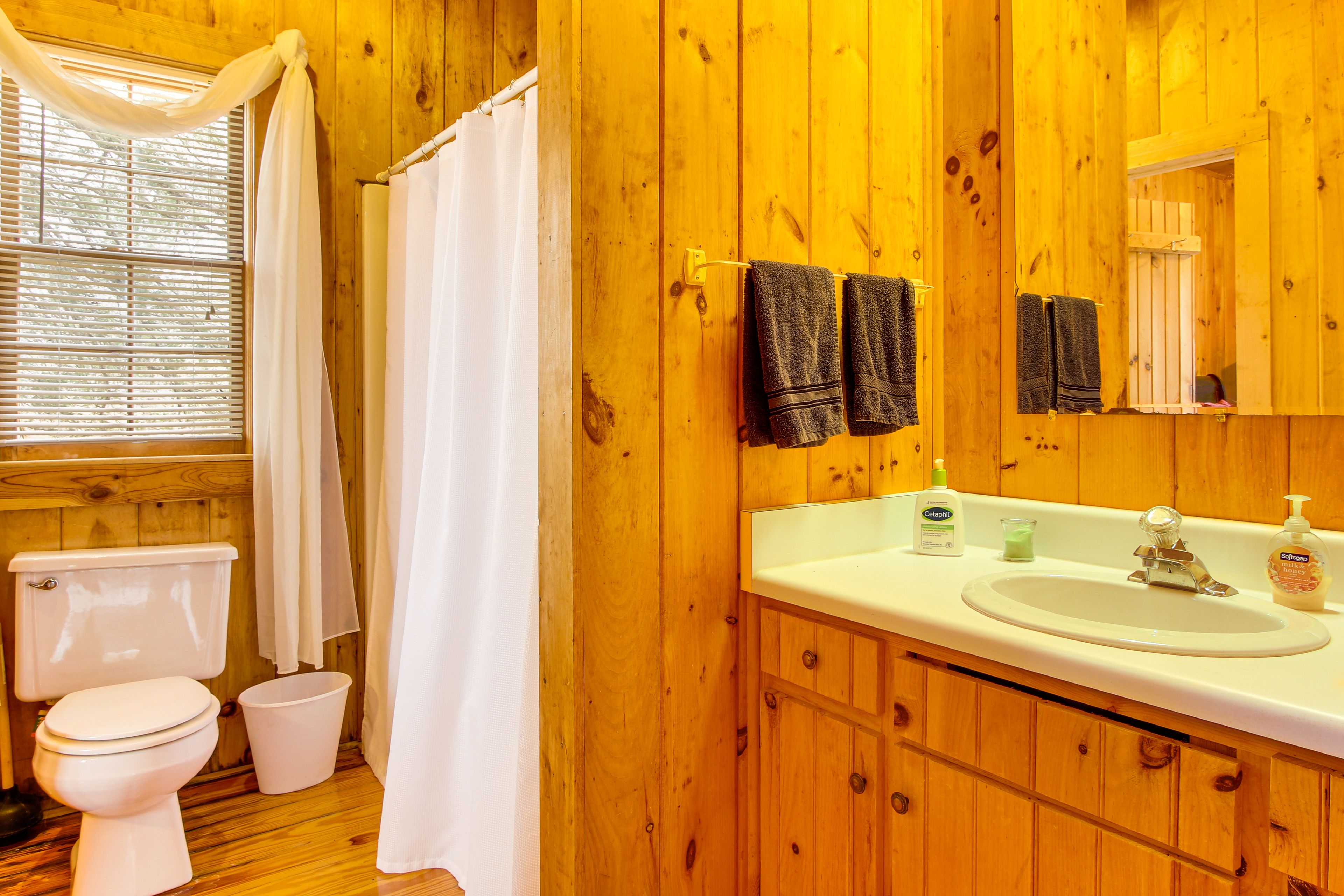Full Bathroom | Towels Provided