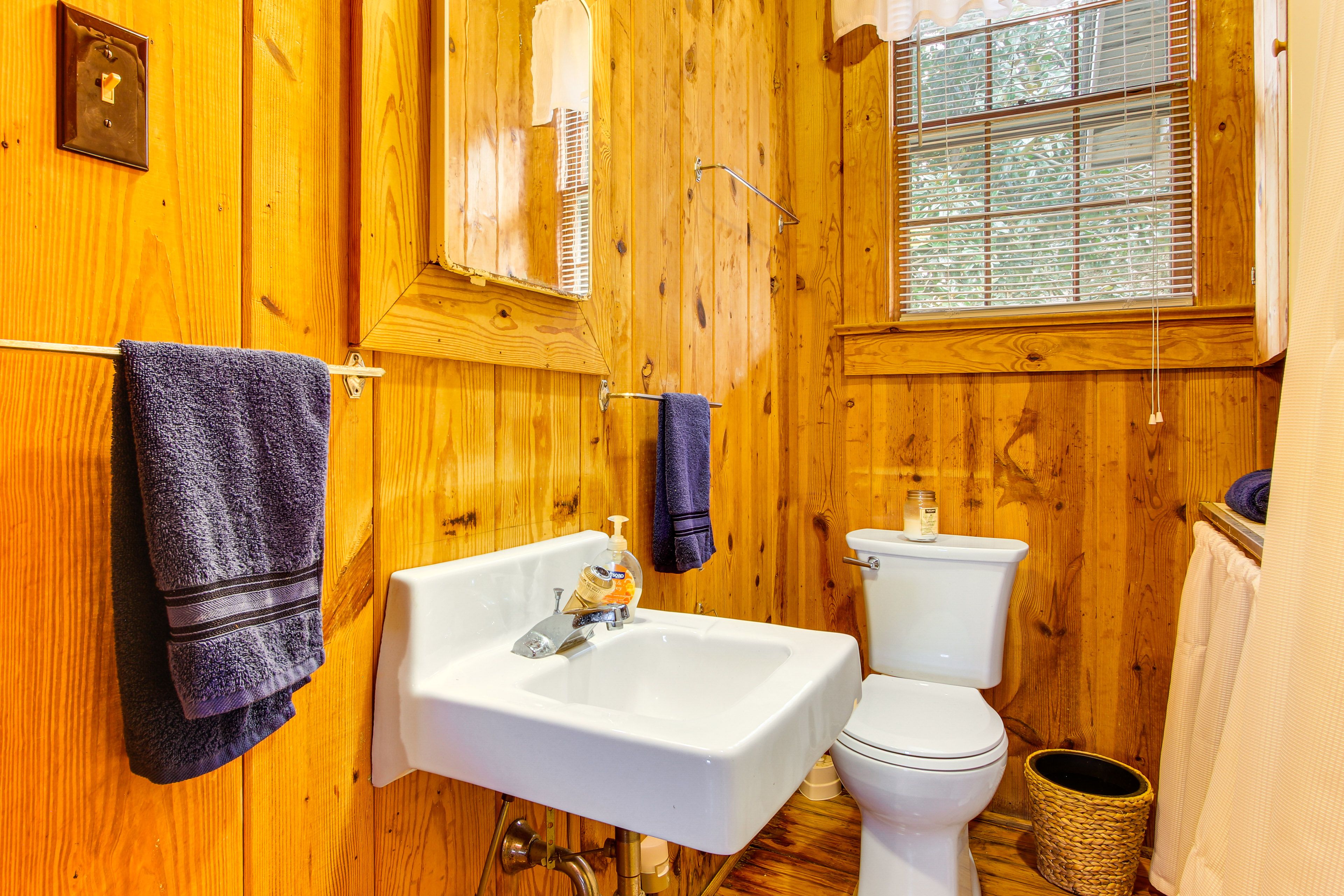 Full Bathroom | Complimentary Toiletries | Hair Dryer
