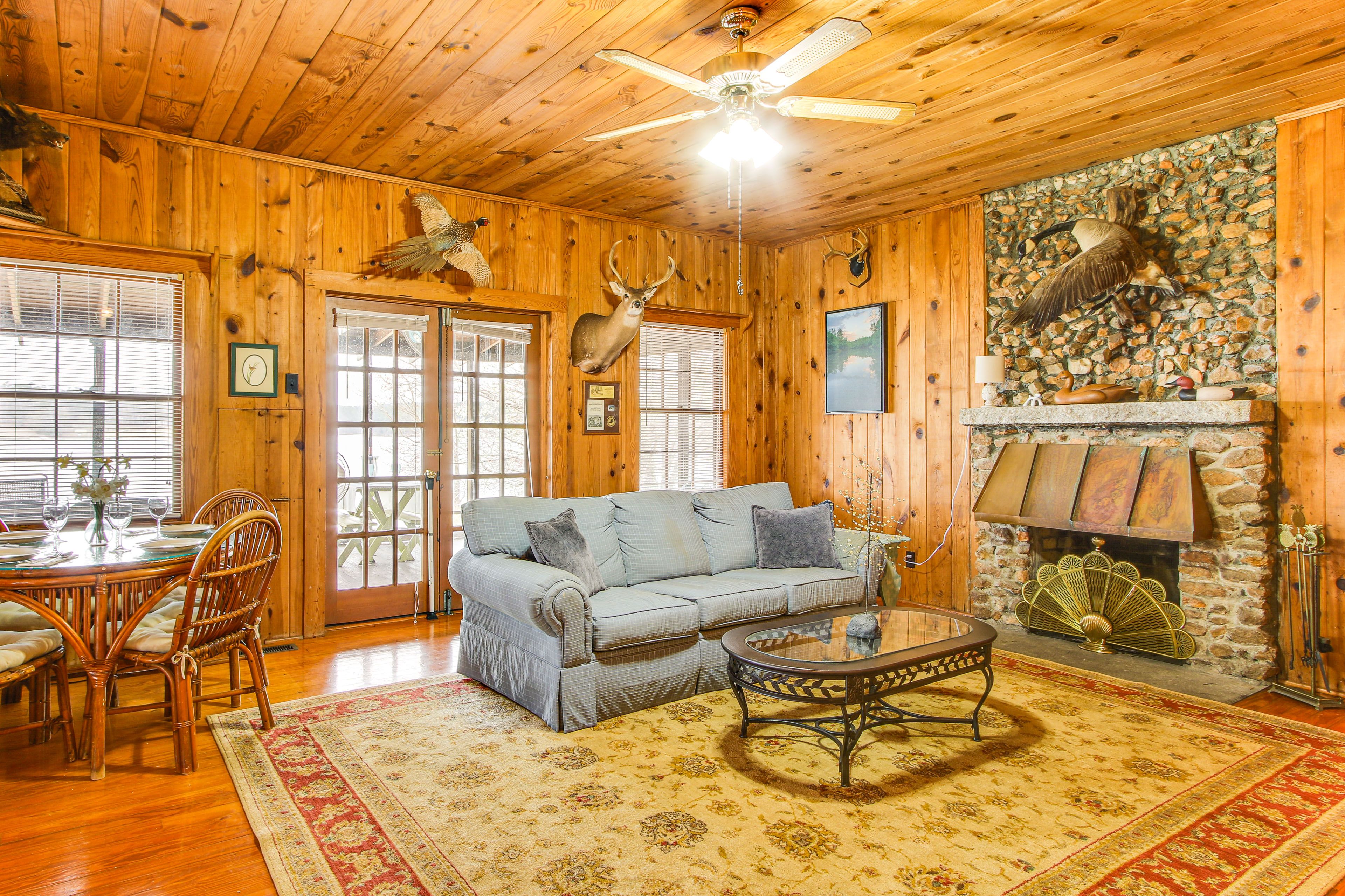 Living Room | Queen Sleeper Sofa | Free WiFi | Central Heating & A/C