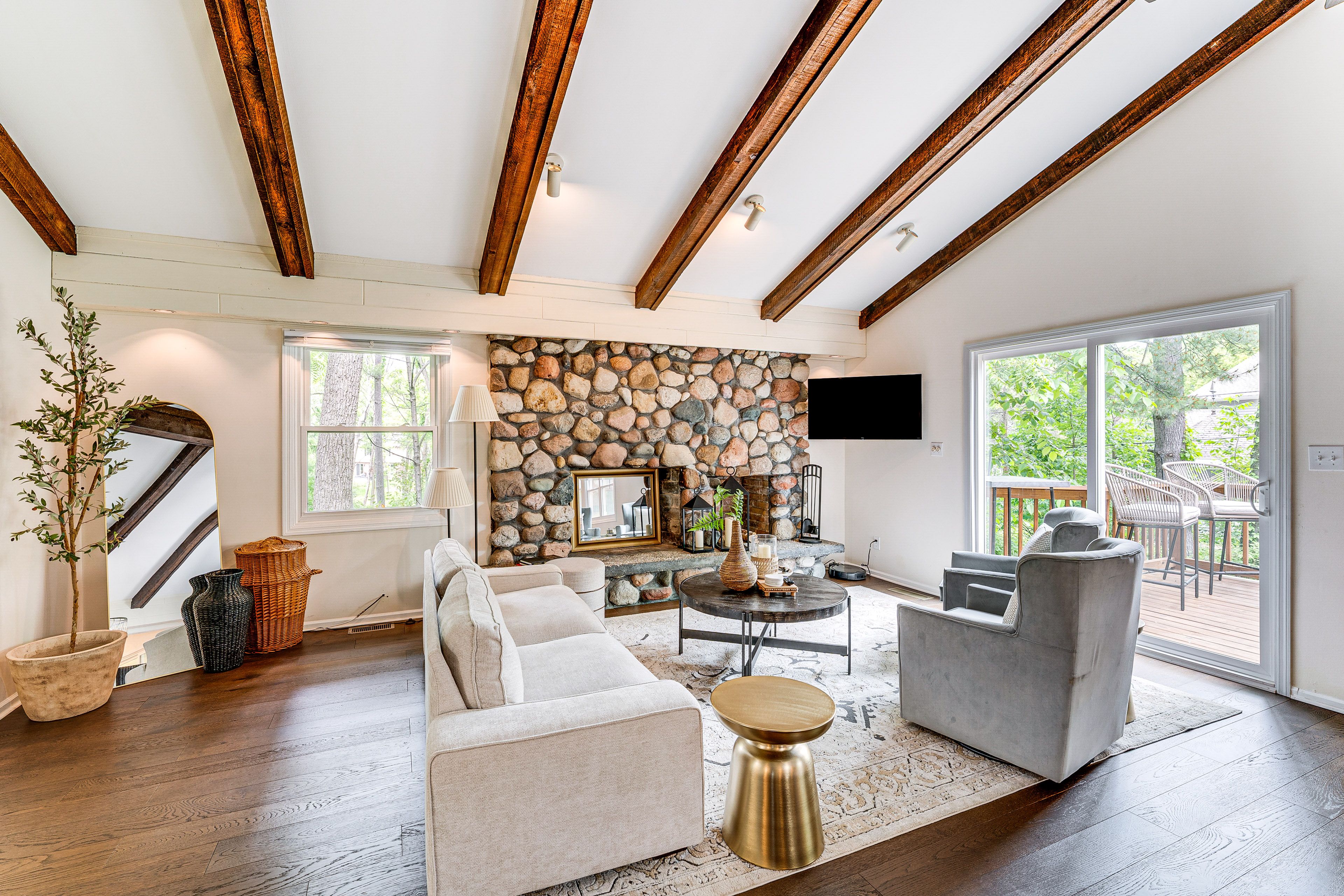 Living Room | Free WiFi | Central Heating & A/C | Smart TV | Main Floor