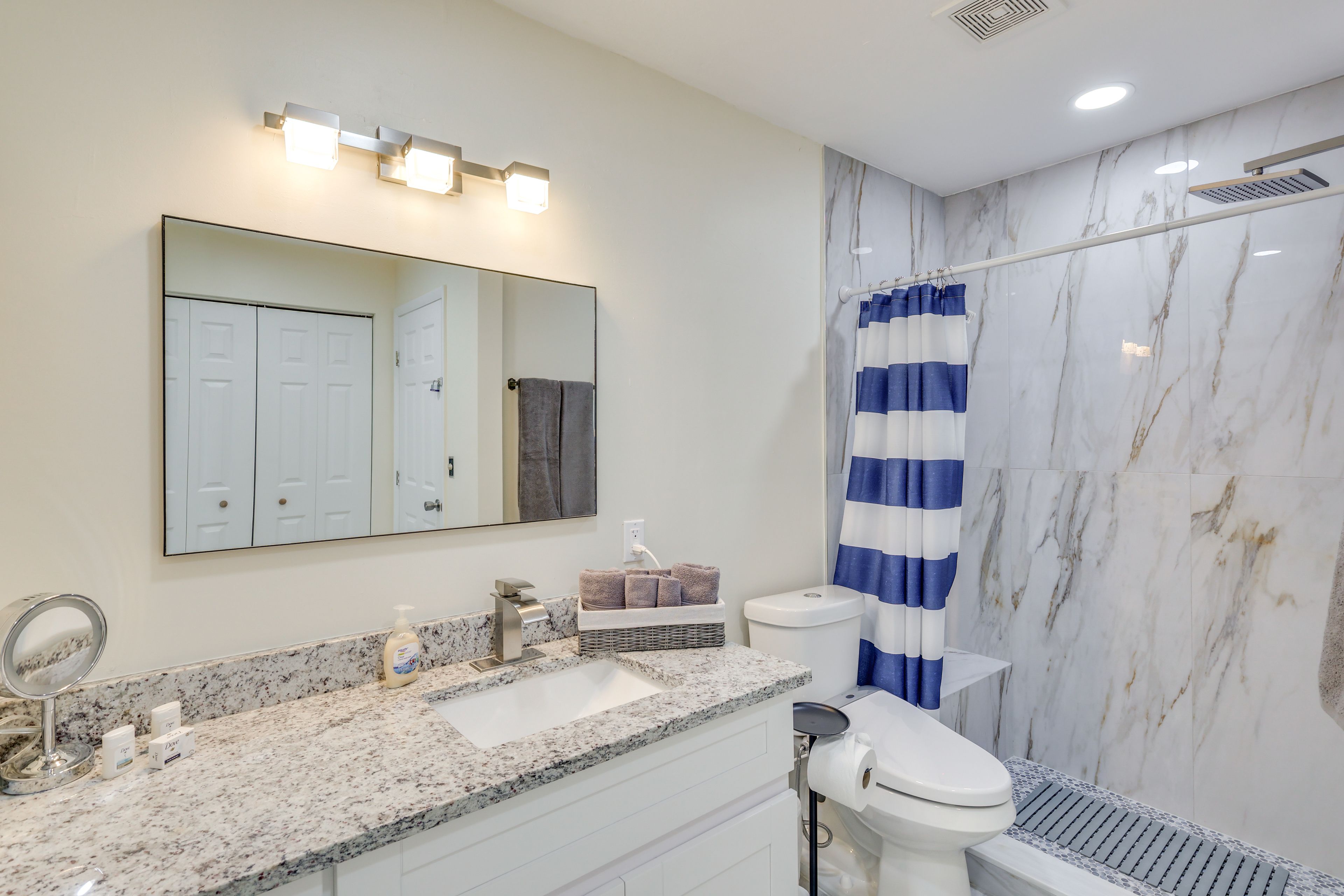Full Bathroom | Towels Provided