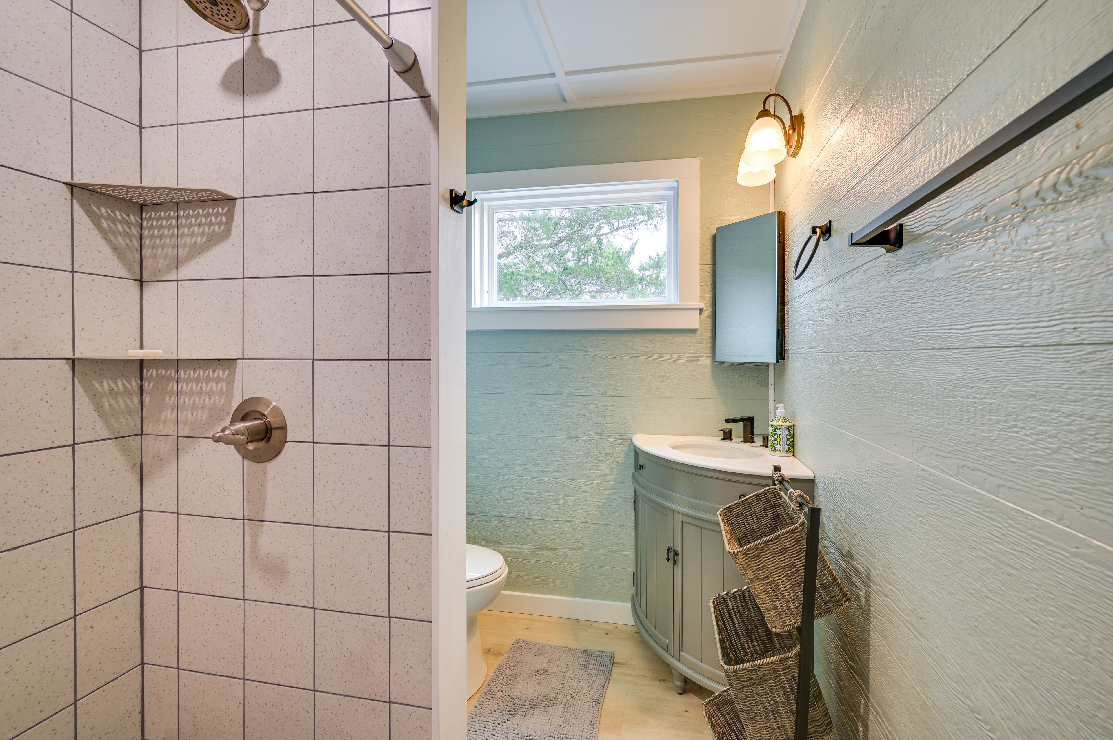Full Bathroom | Towels Provided