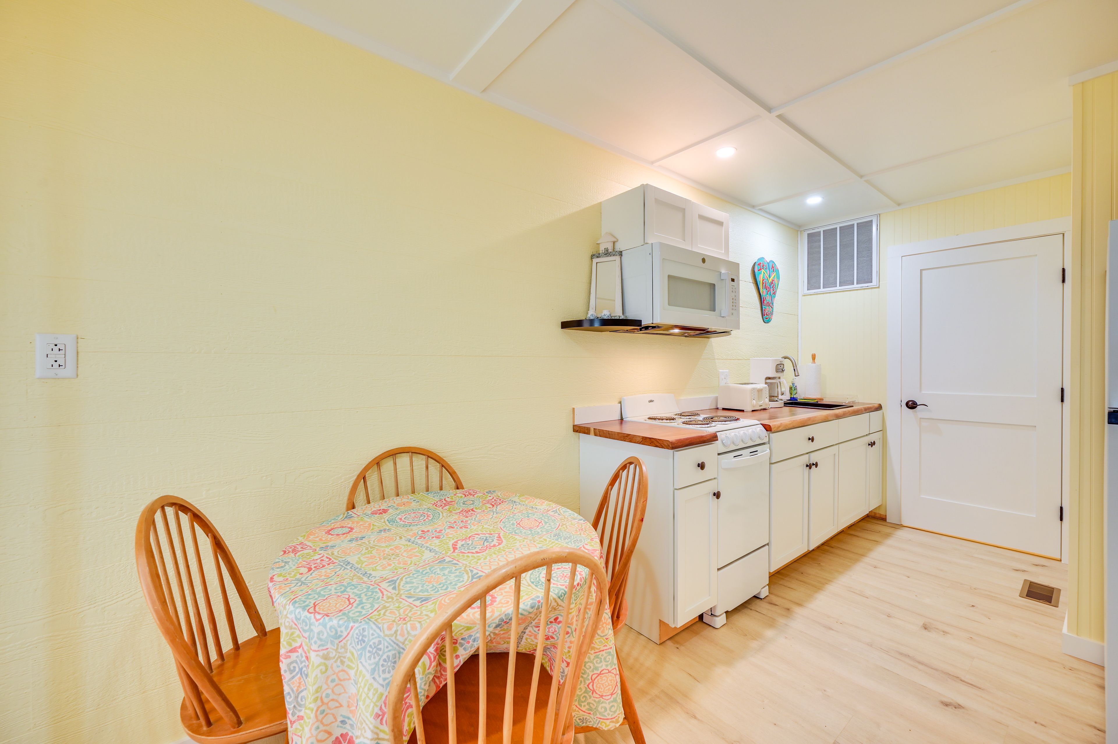 Dining Area | Dishware/Flatware Provided