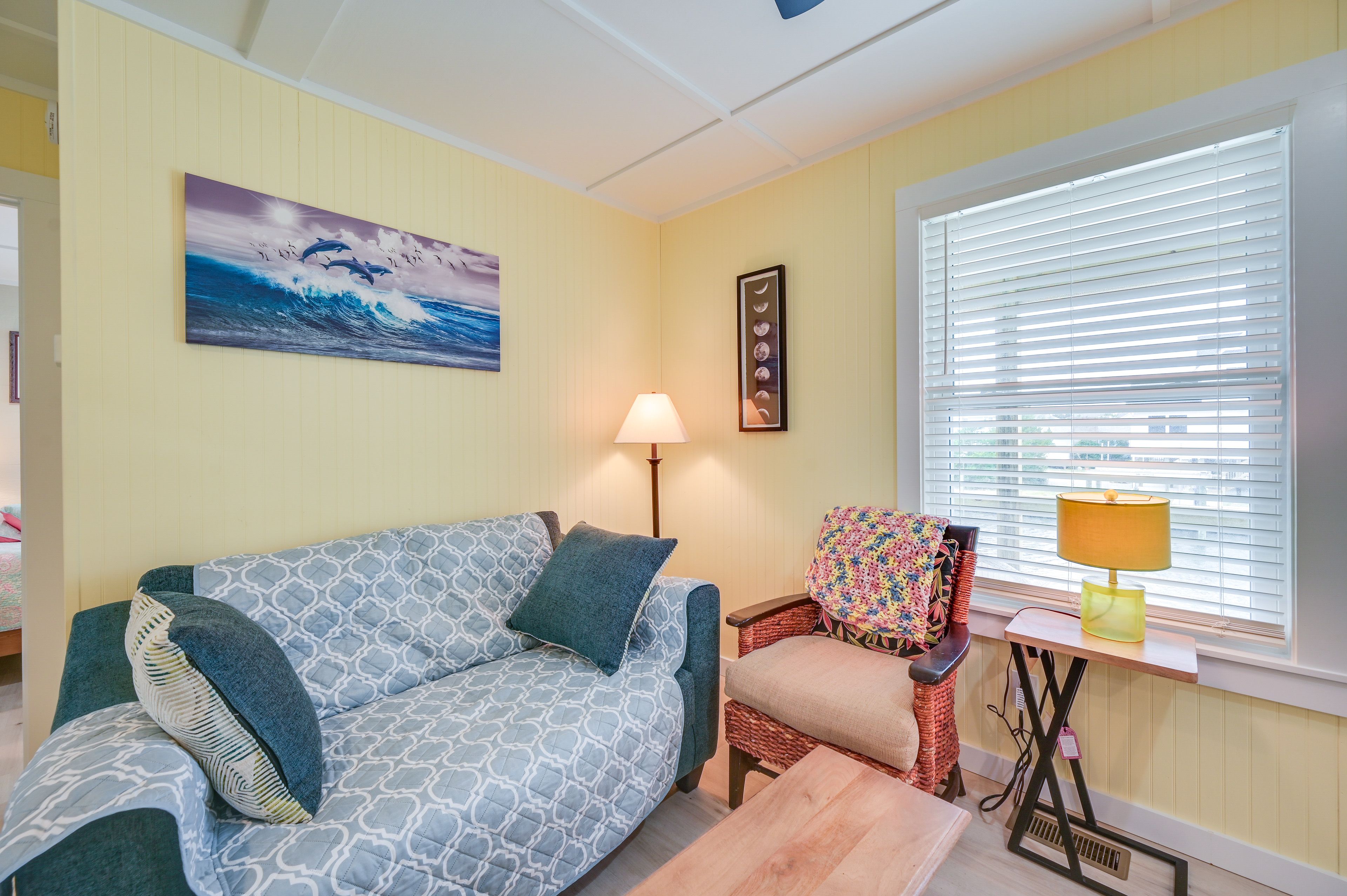 Living Room | Free WiFi | Central Air Conditioning/Heat