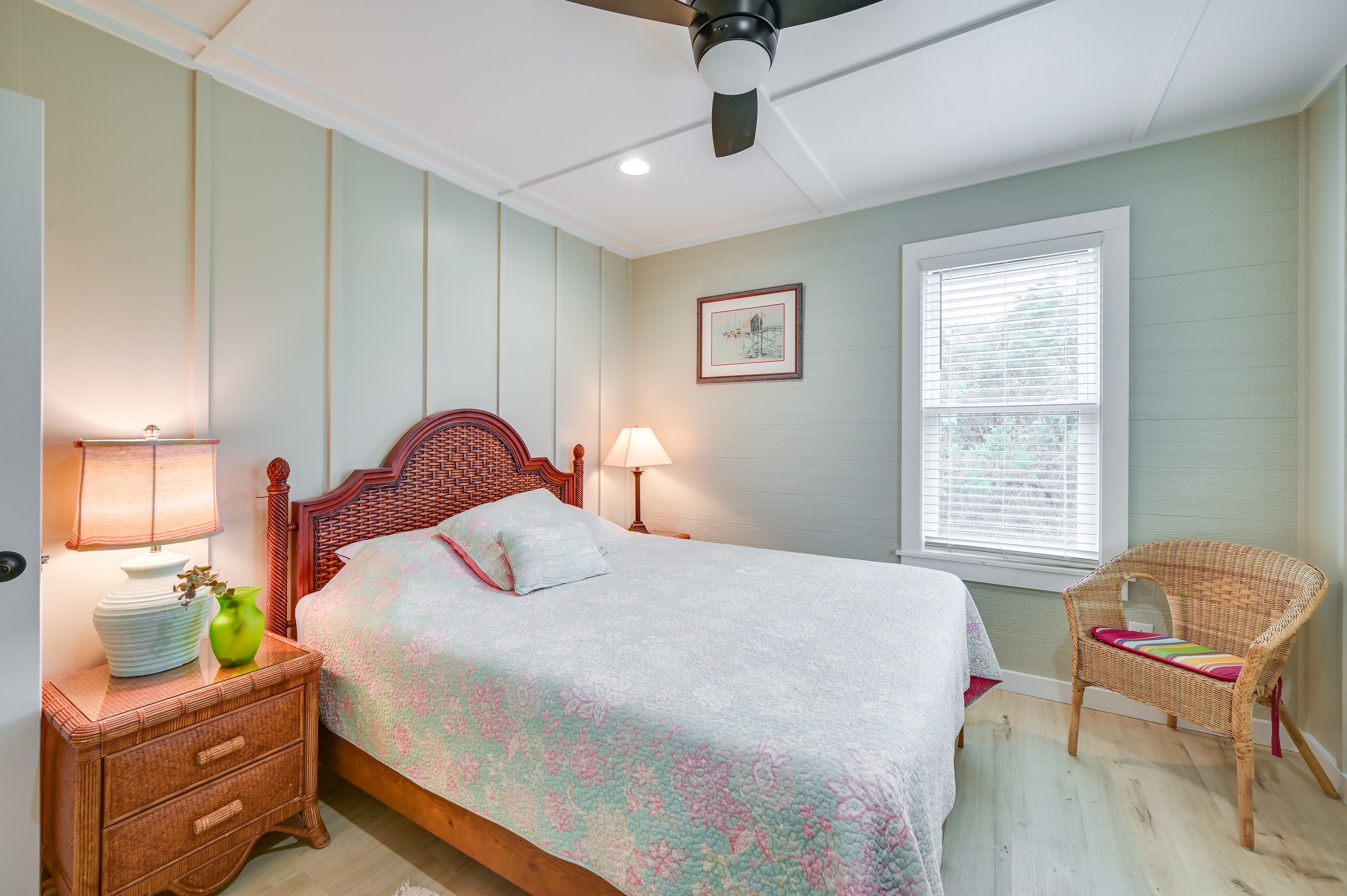 Bedroom 1 | Queen Bed | Smart TV