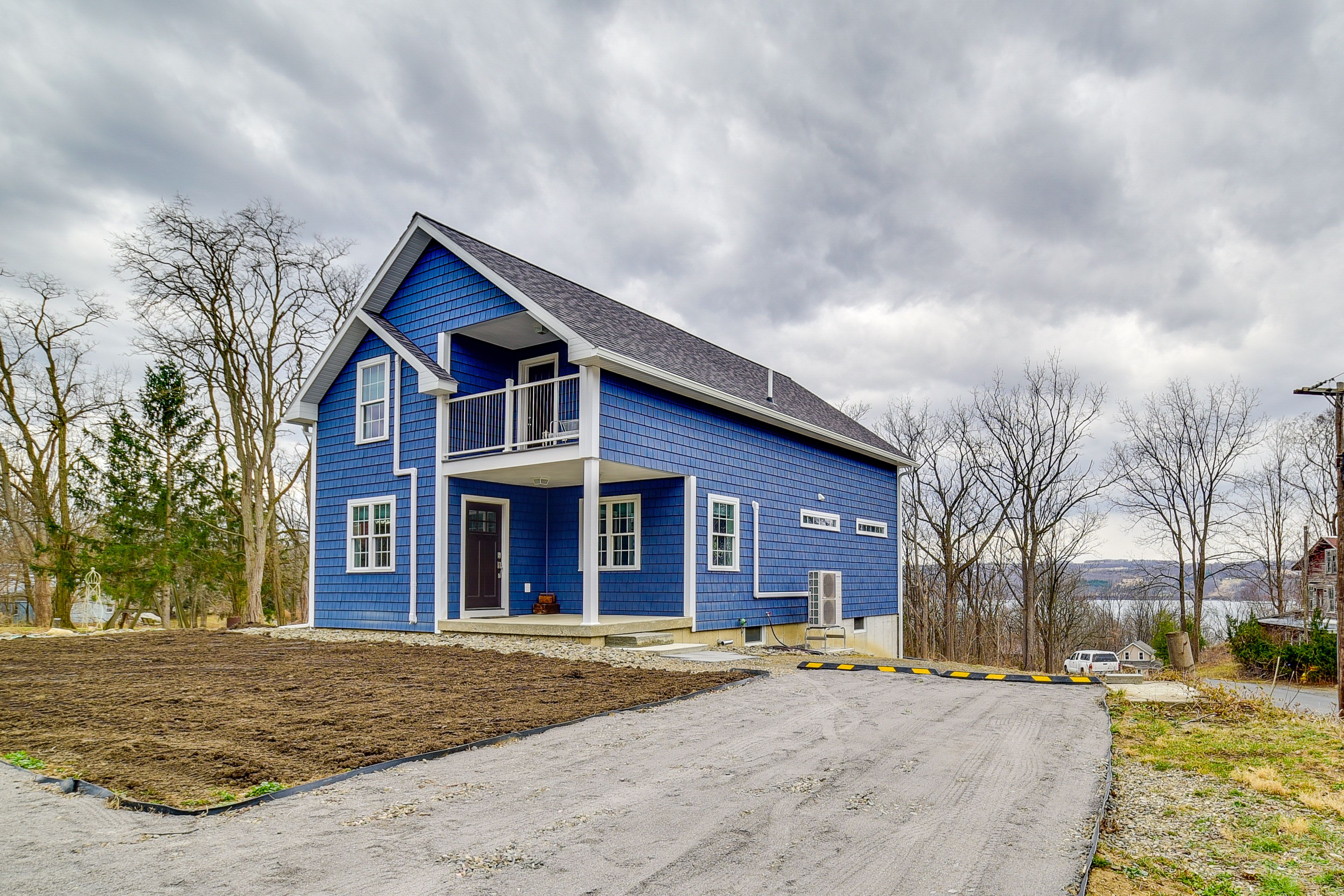 Hector Vacation Rental | Studio | 2BA | 1,040 Sq Ft | Stairs Required