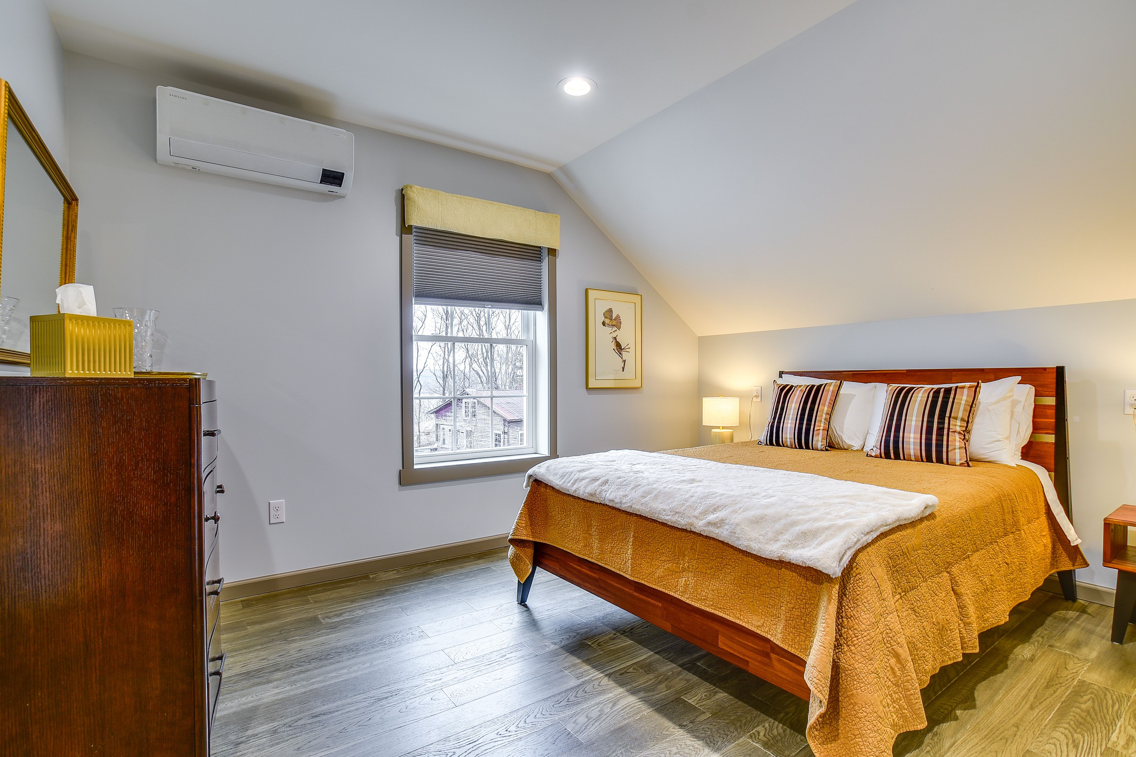Studio | Queen Bed | 2nd Floor