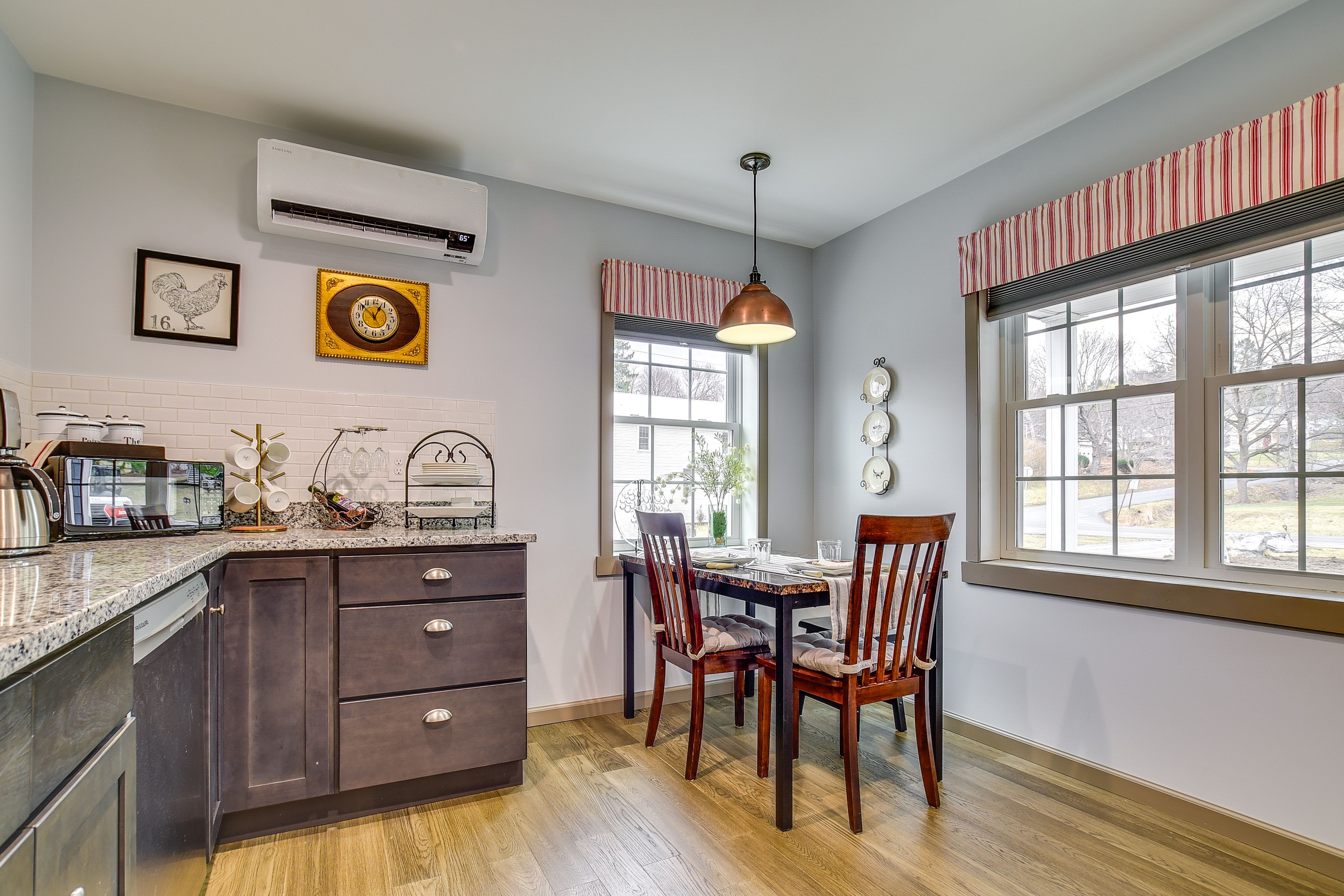 Dining Area | Dishware/Flatware Provided | 1st Floor