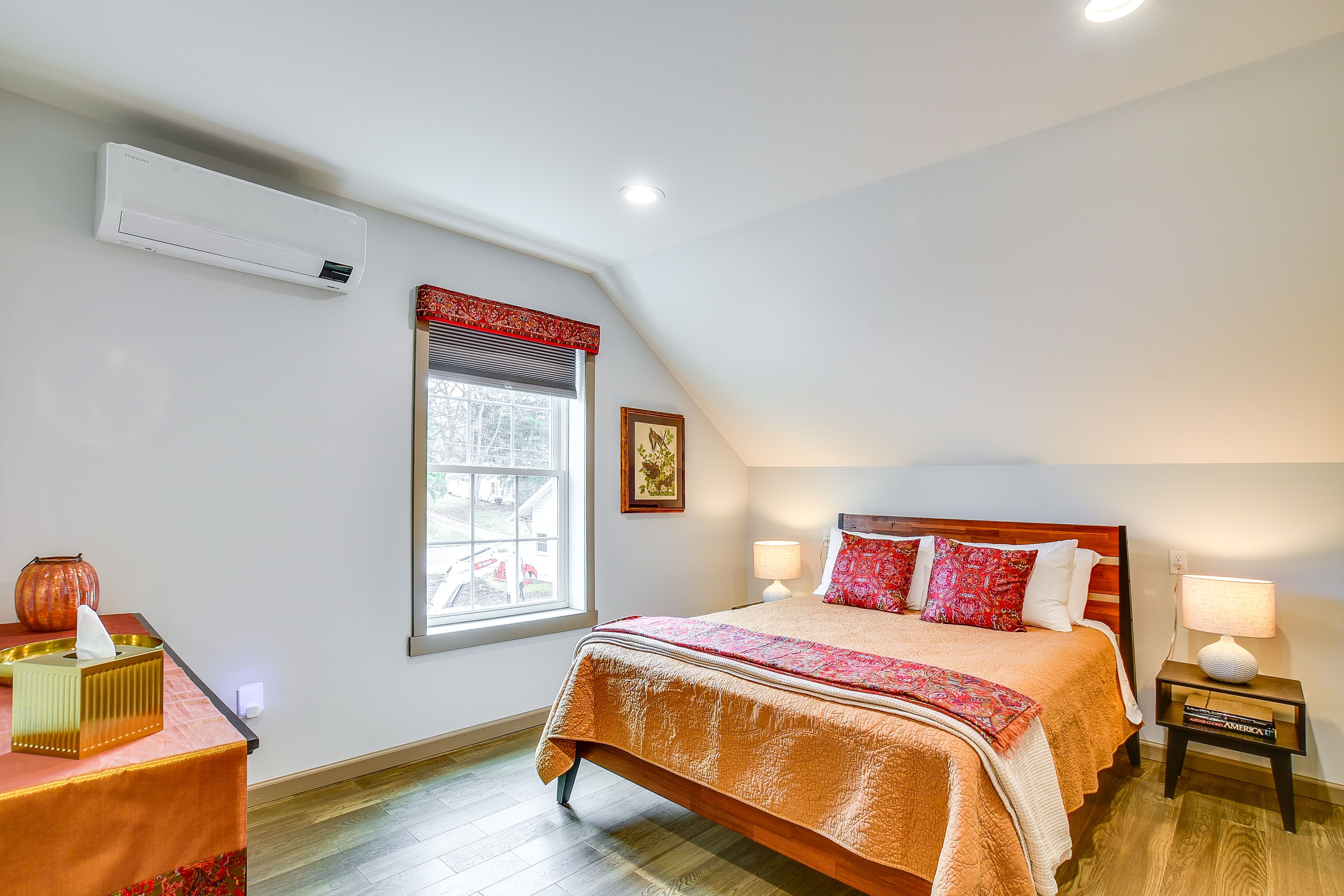 Studio | Queen Bed | 2nd Floor