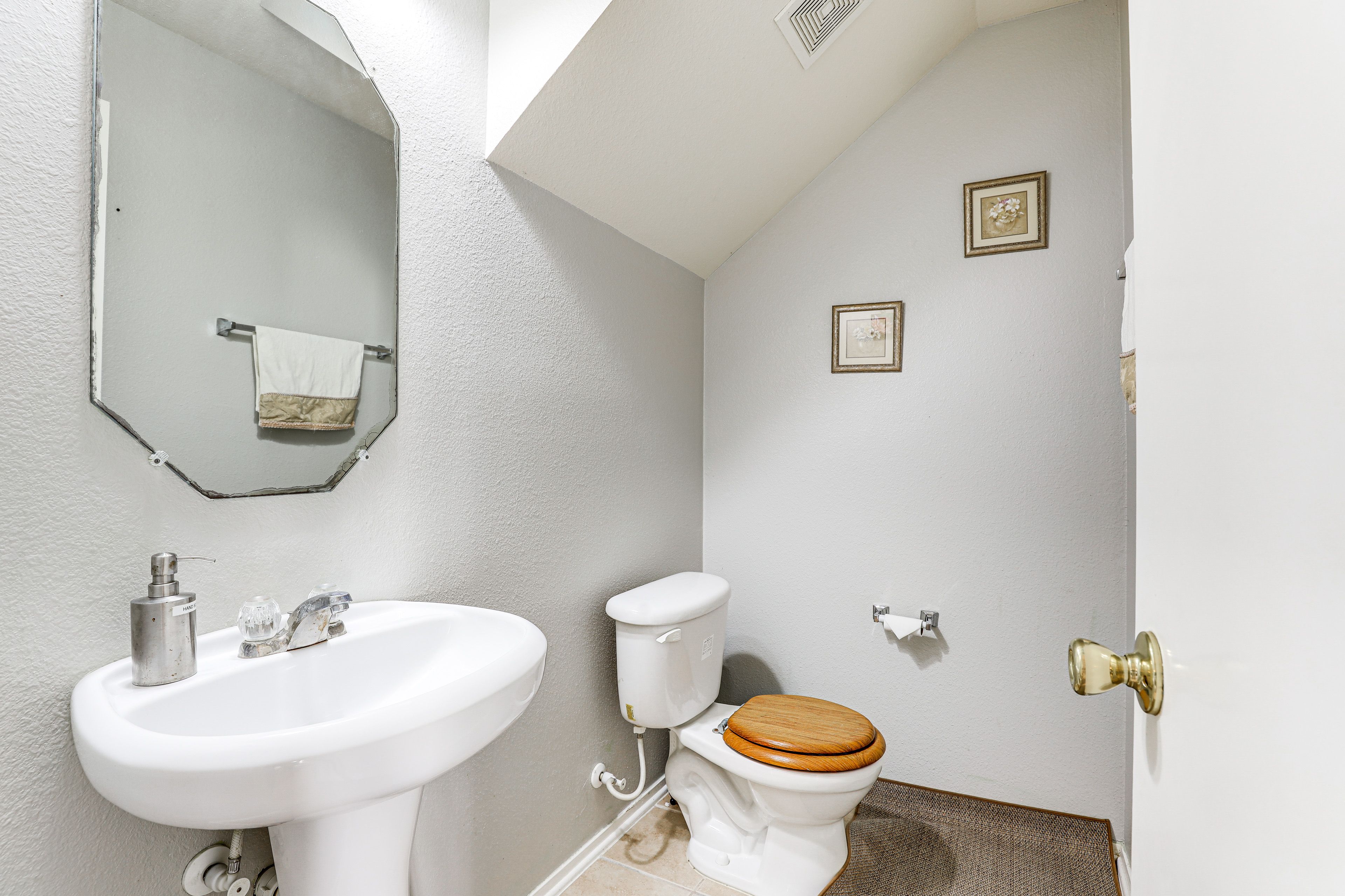 Half Bathroom | 1st Floor