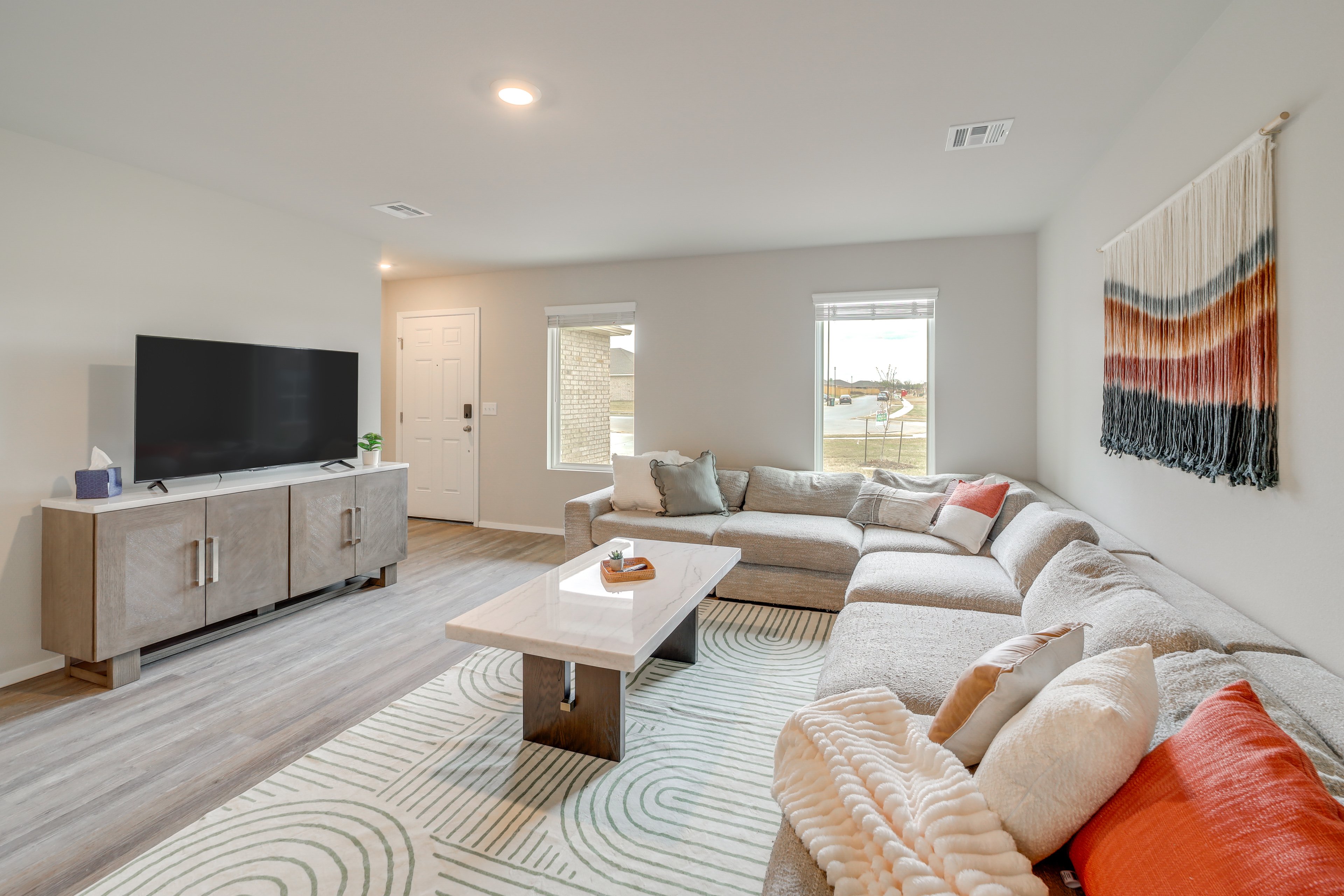 Living Room | Free WiFi | Central Heating & A/C | Smart TV