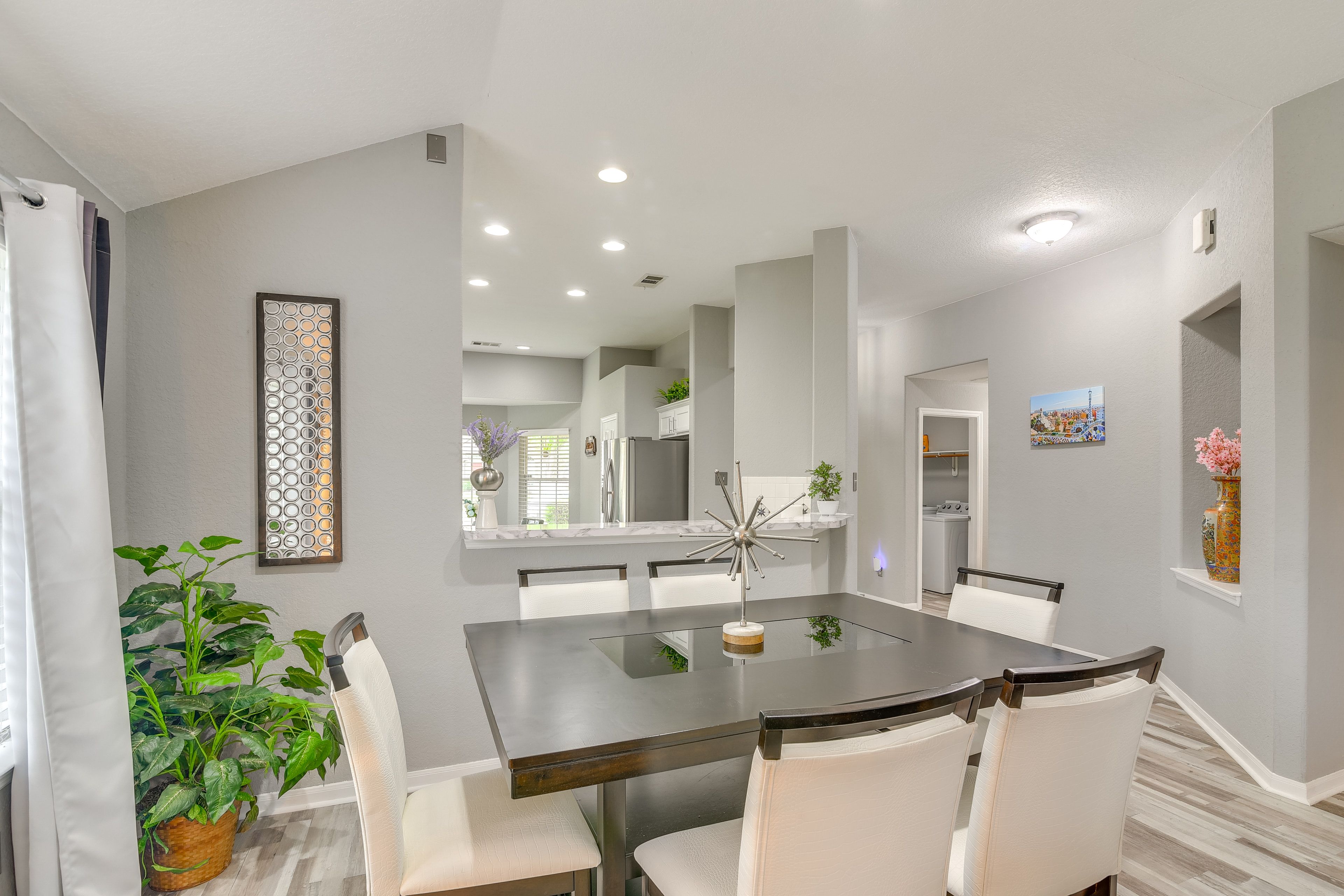 Dining Area | Dishware/Flatware Provided