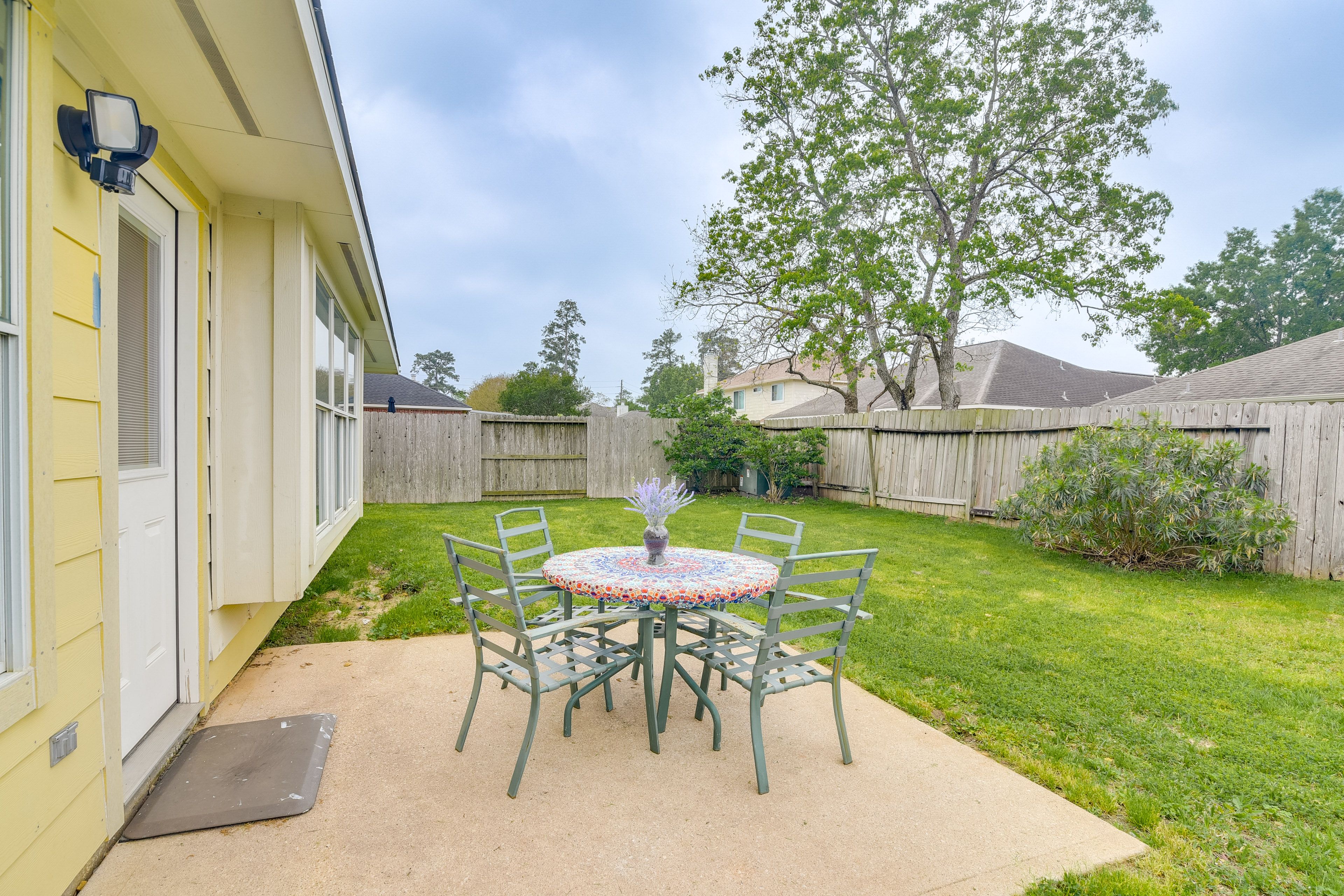 Fenced Backyard | Outdoor Dining Set