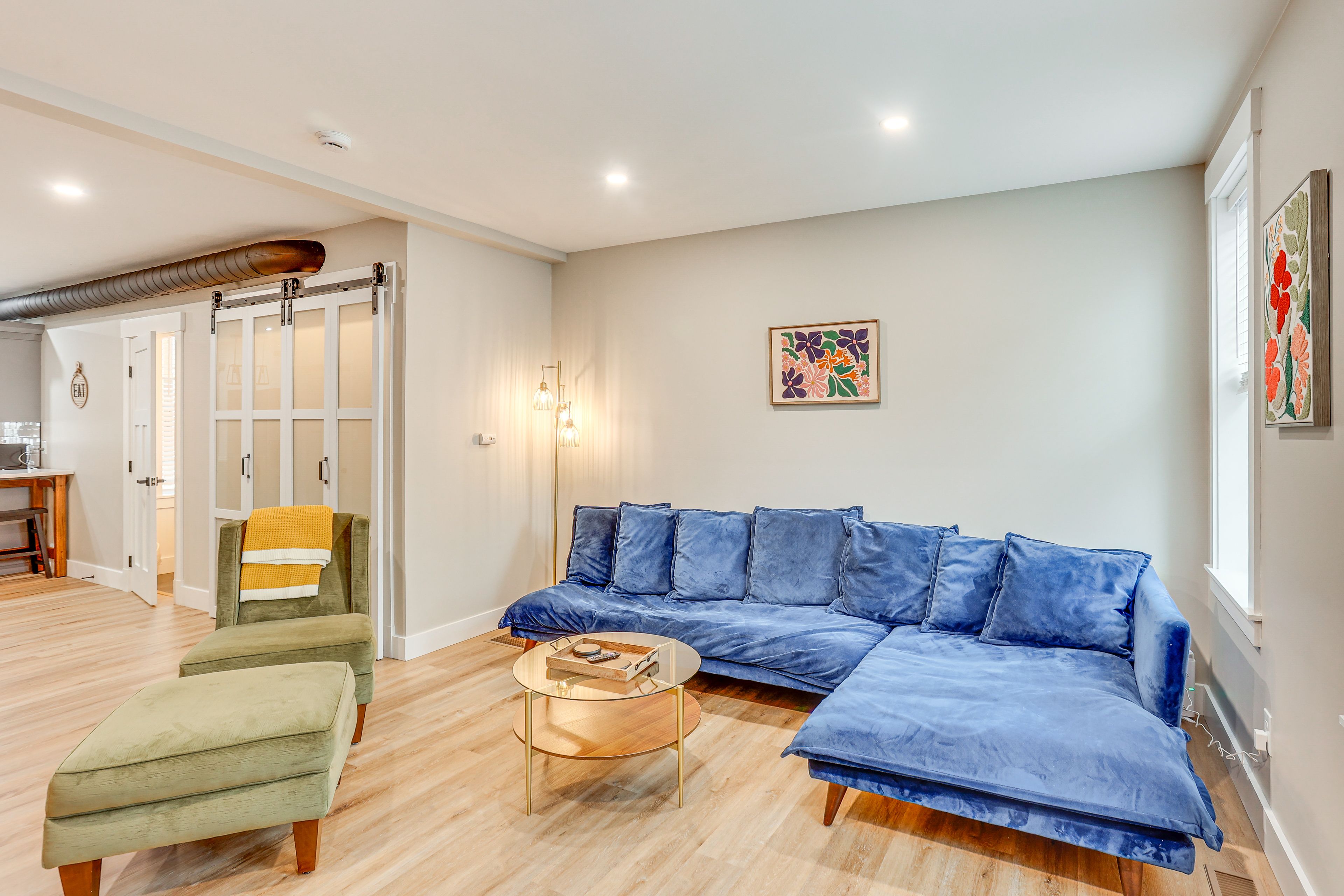 Living Room | Smart TV | Free WiFi | Central Air Conditioning/Heat | 1st Floor