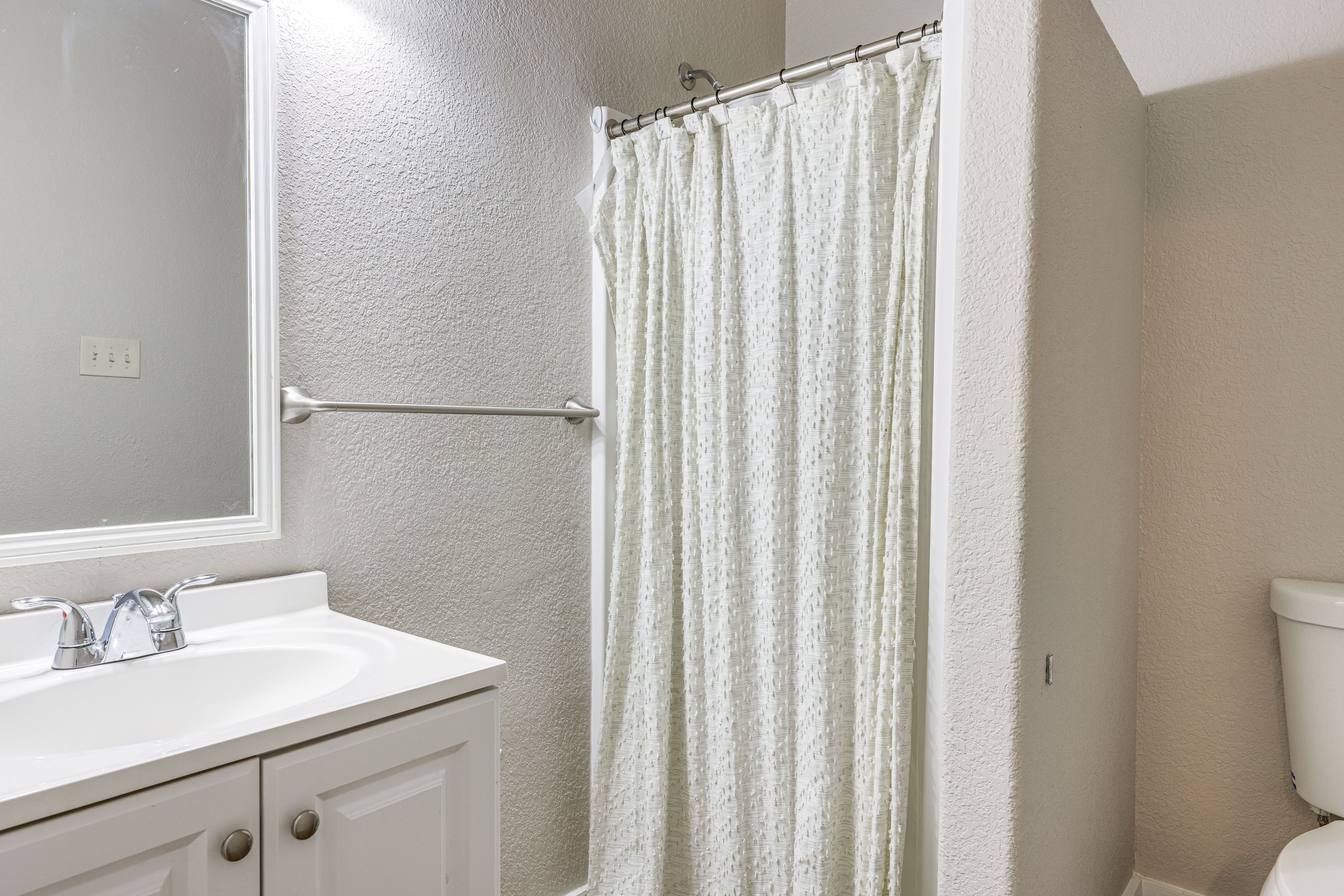 Full Bathroom | Towels Provided
