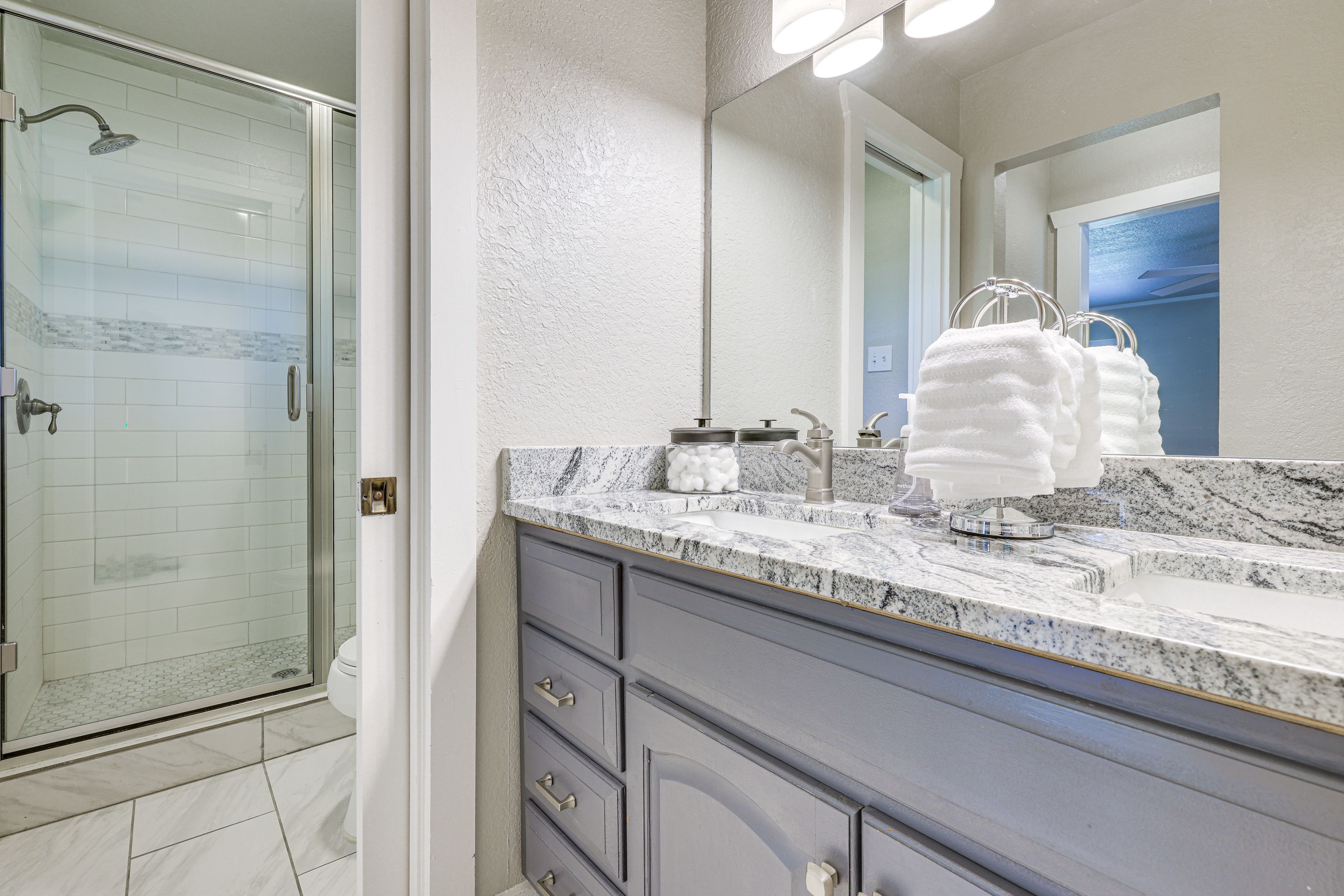 Full Bathroom | Towels Provided