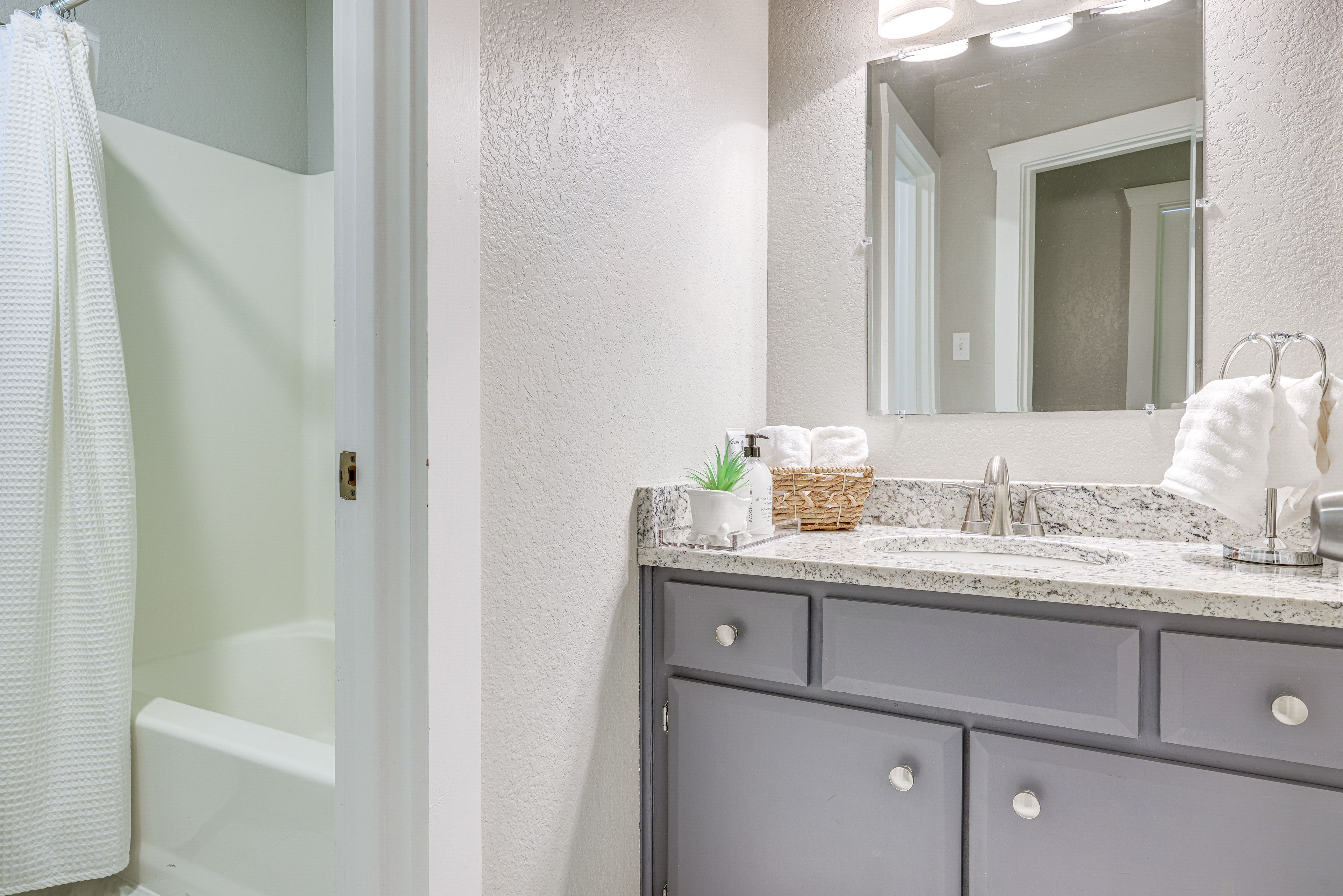 Full Bathroom | Towels Provided