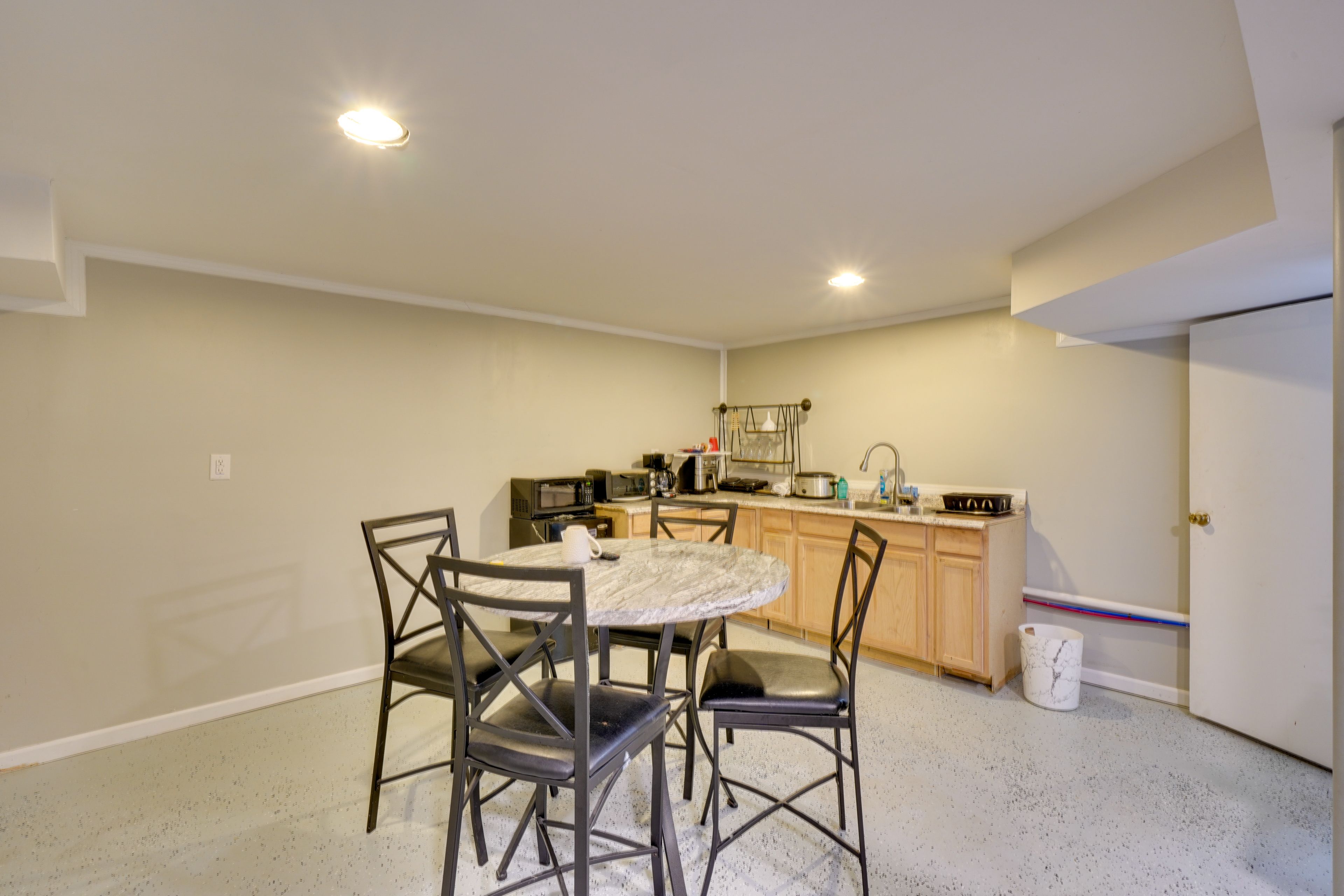 Kitchenette | Dining Table | Dishware & Flatware