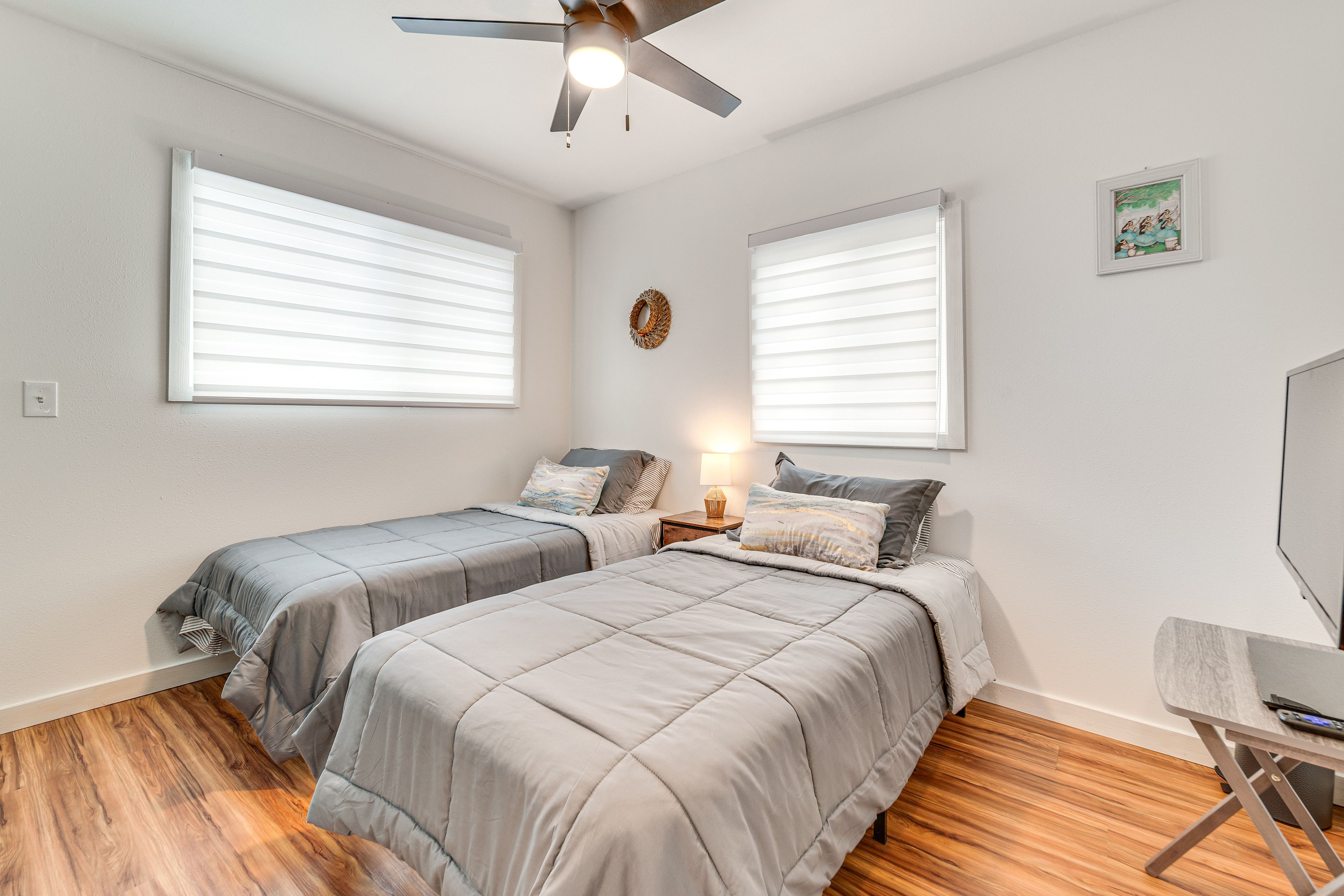 Bedroom 2 | 2 Twin Beds | Smart TV