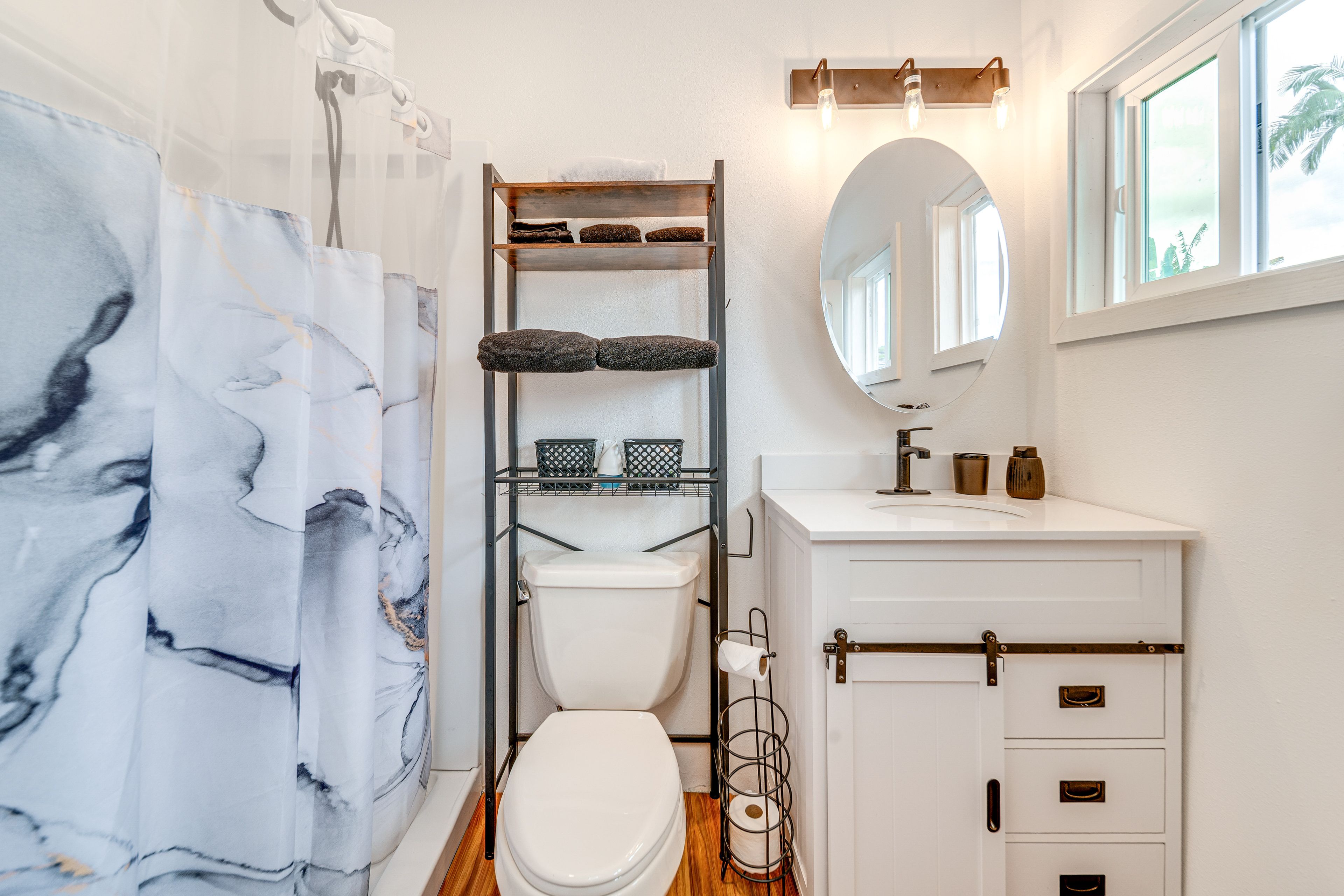 Full Bathroom | Towels Provided | Complimentary Toiletries