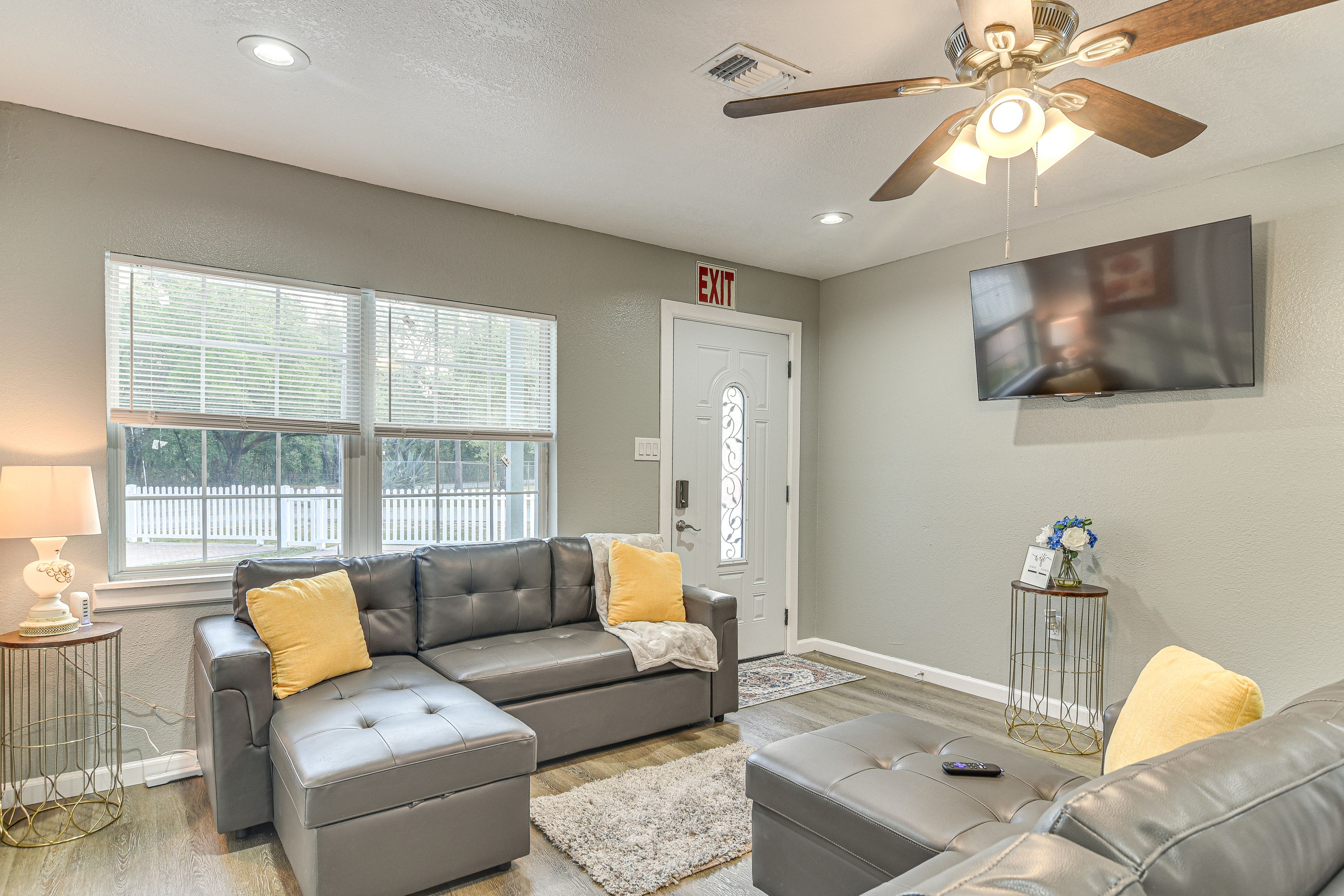 Living Room | Free WiFi | Central A/C & Heat | Smart TV